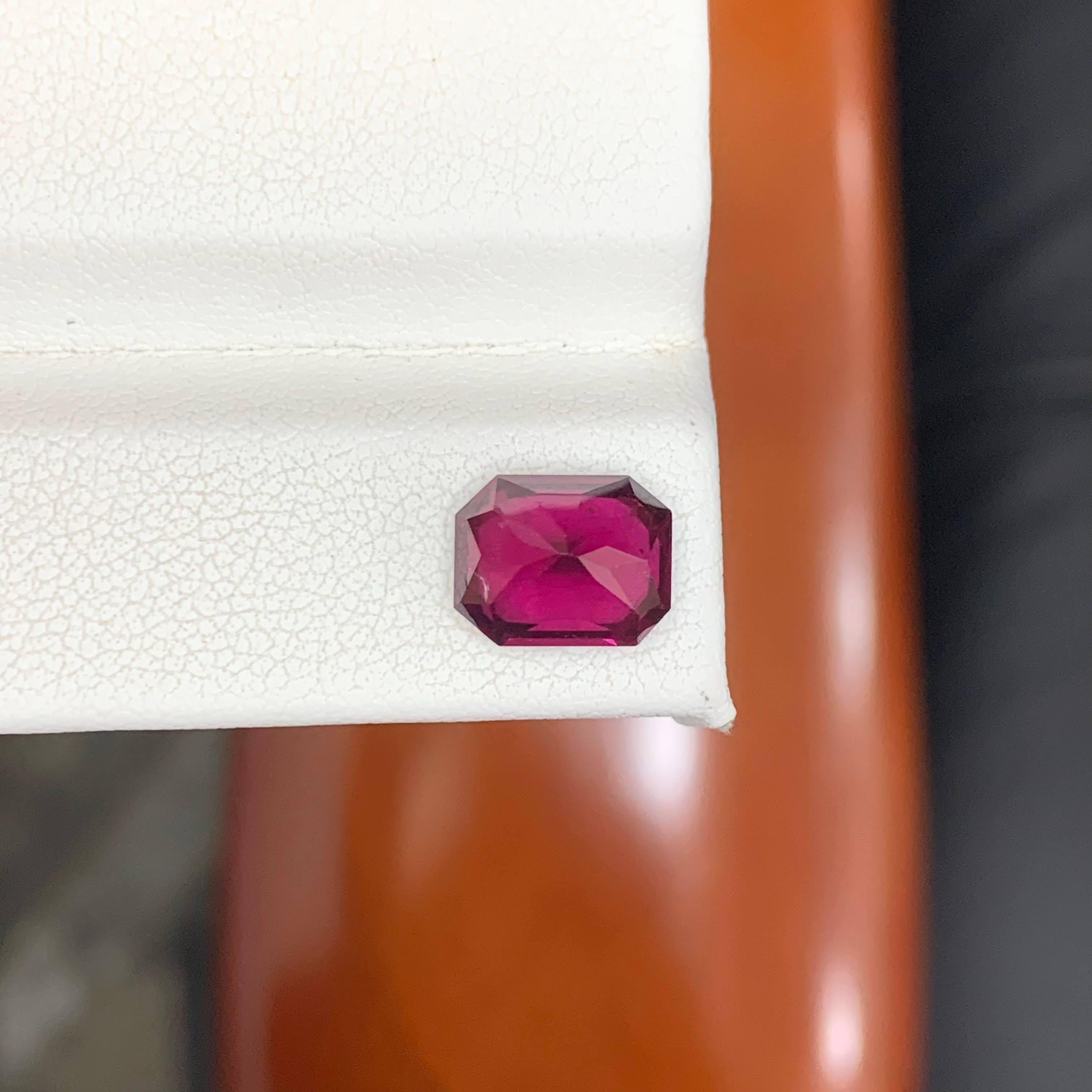 Femenino o masculino 3.55 Carat Natural Reddish Garnet Stone Emerald Precision Cut African Gemstone en venta