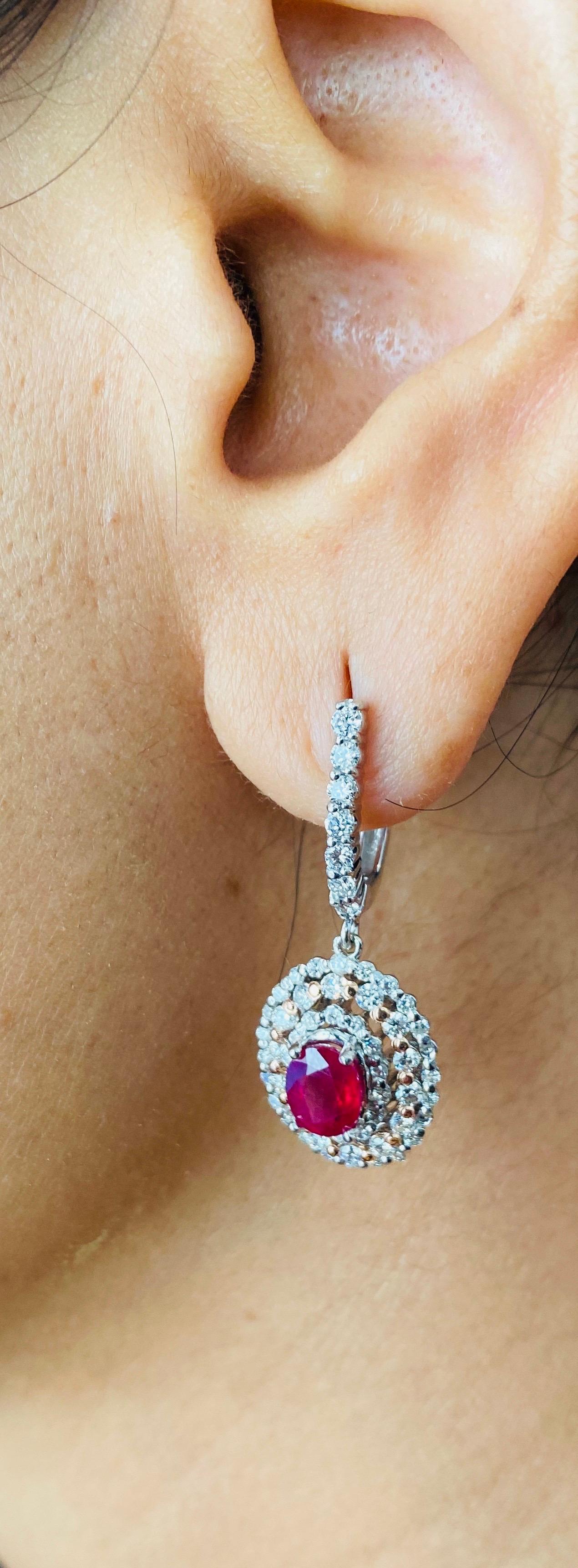 Orecchini pendenti in oro bianco con diamante e rubino da 3,55 carati in vendita 1