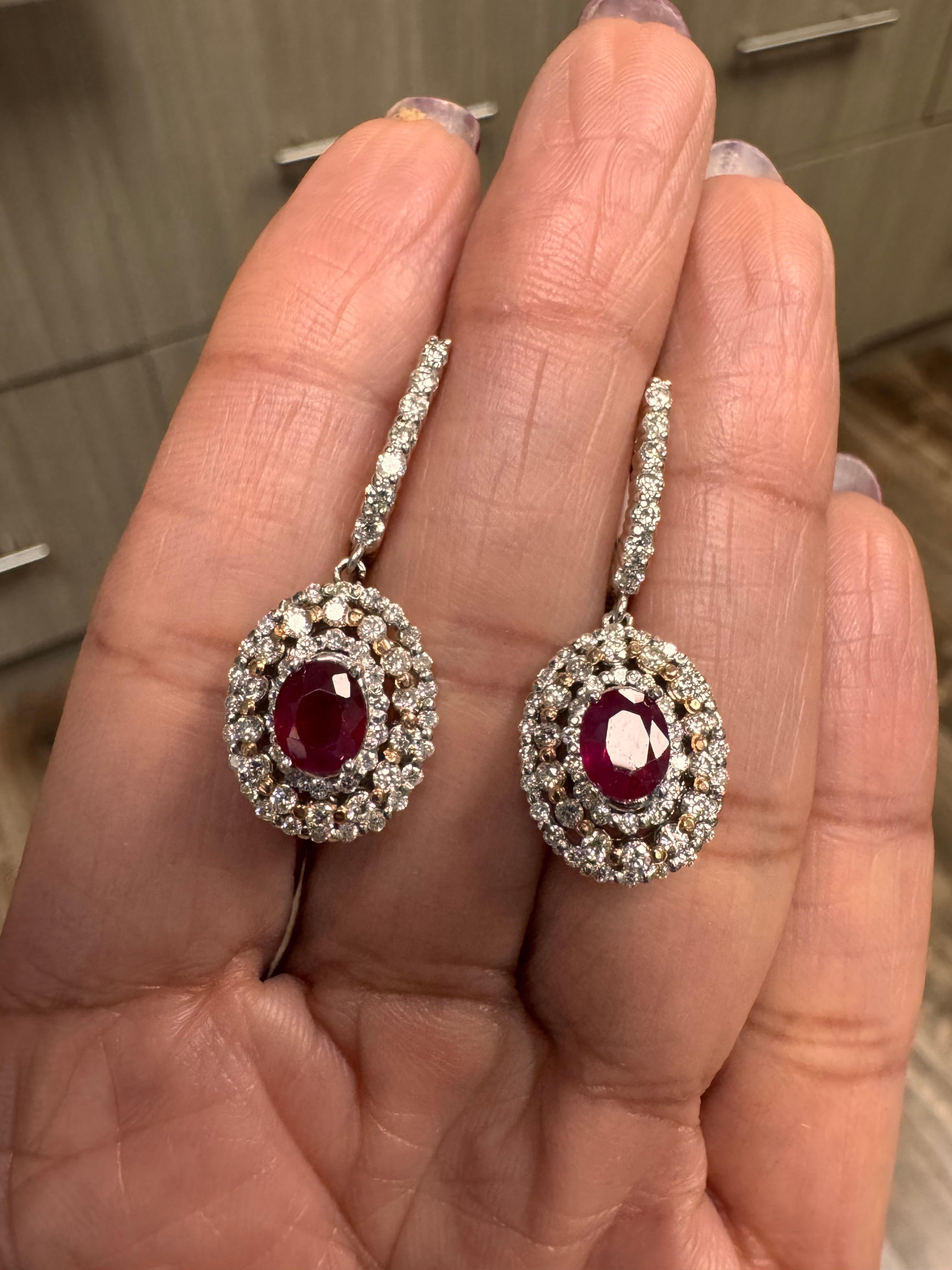 Orecchini pendenti in oro bianco con diamante e rubino da 3,55 carati in vendita 2