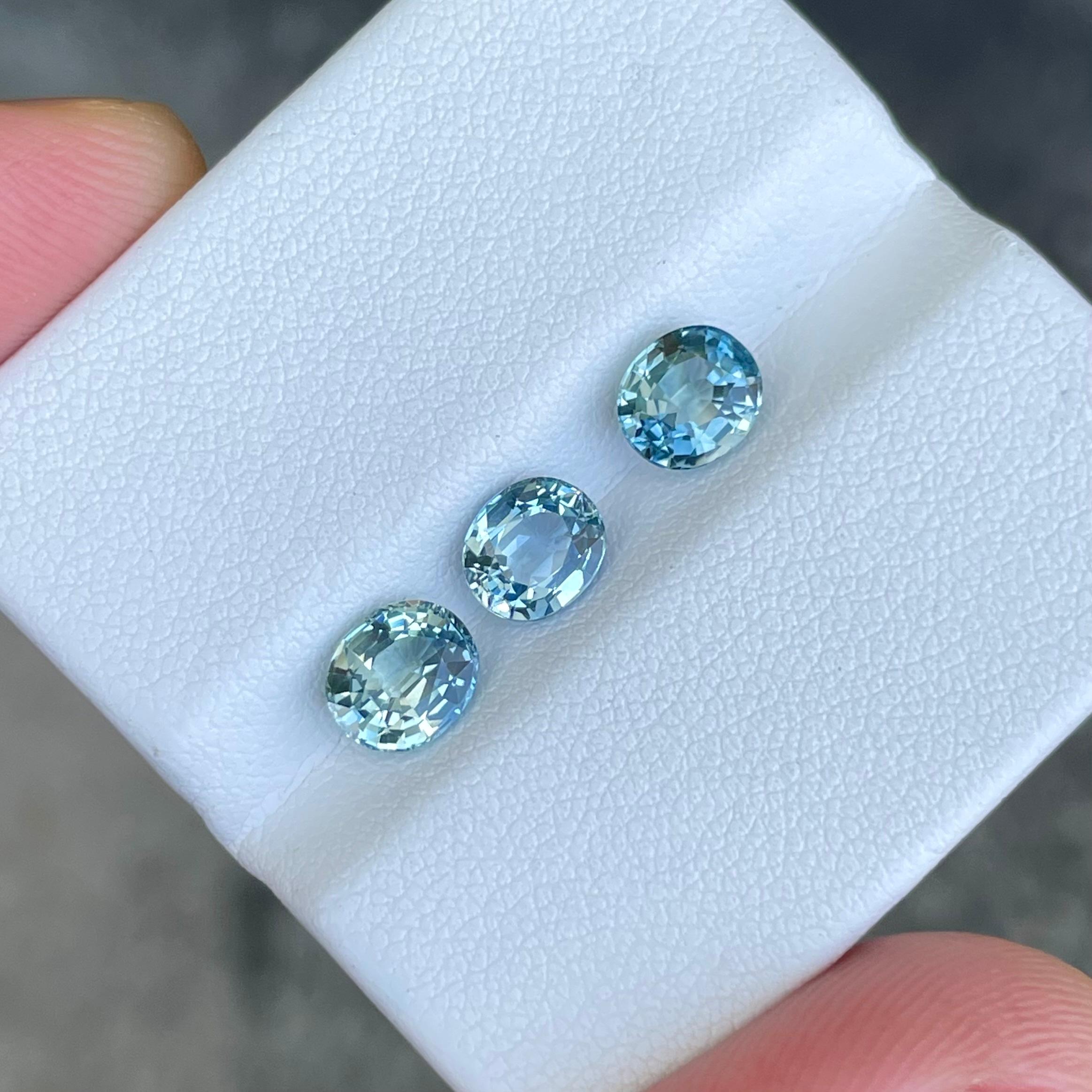 Moderne 3.55 carats Blue Oval Cut Loose Sapphire Natural Gemstones Set from Sri Lanka en vente