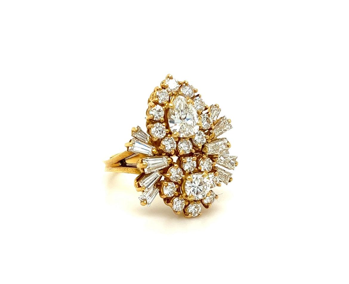Round Cut 3.55 carats Diamond 18K Yellow Gold Cluster Ring For Sale