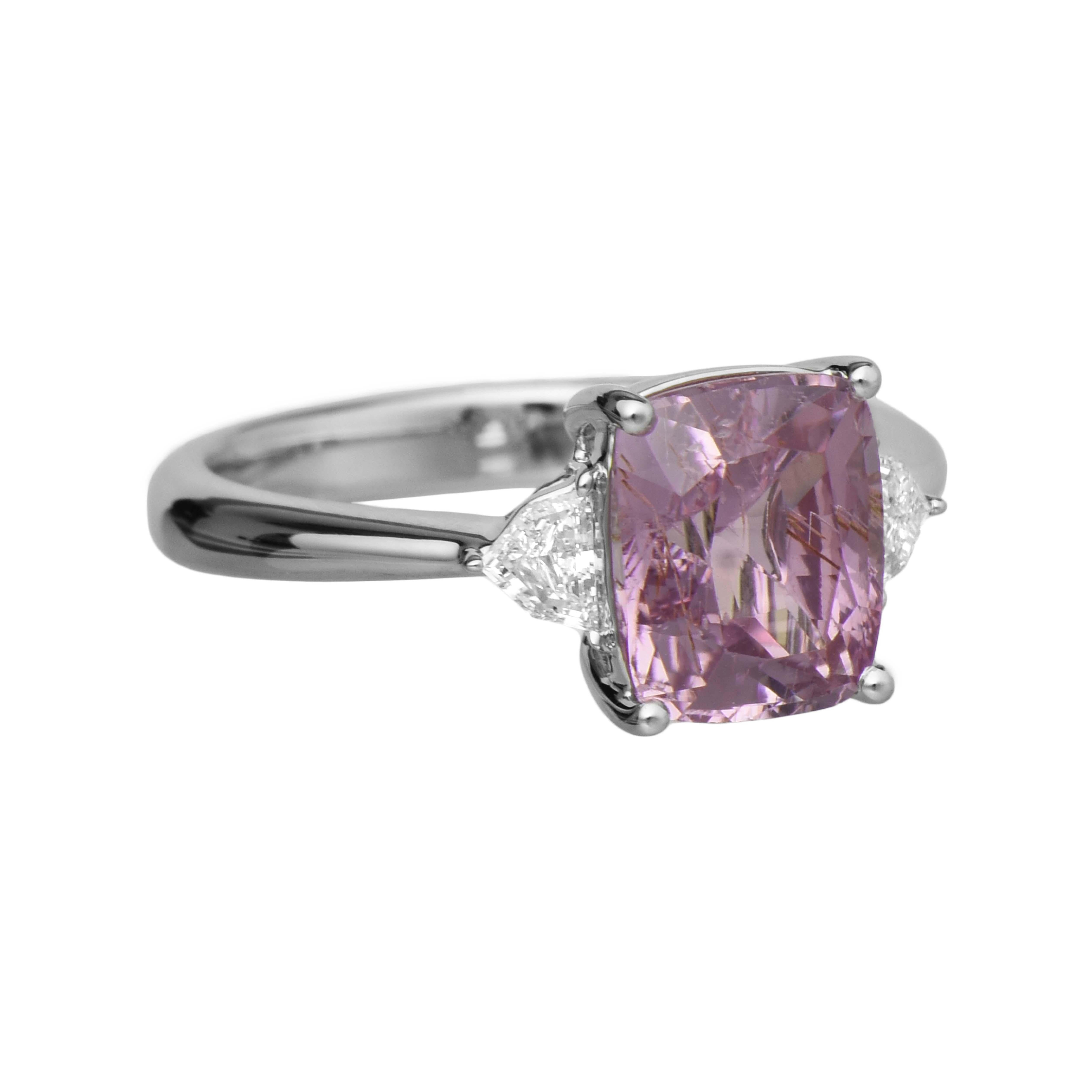 1 Saphir Edelstein: 3,32 Karat
2 weiße Diamanten: 0,23 Karat
Metall: 18K Weißgold, 4,20 Gramm