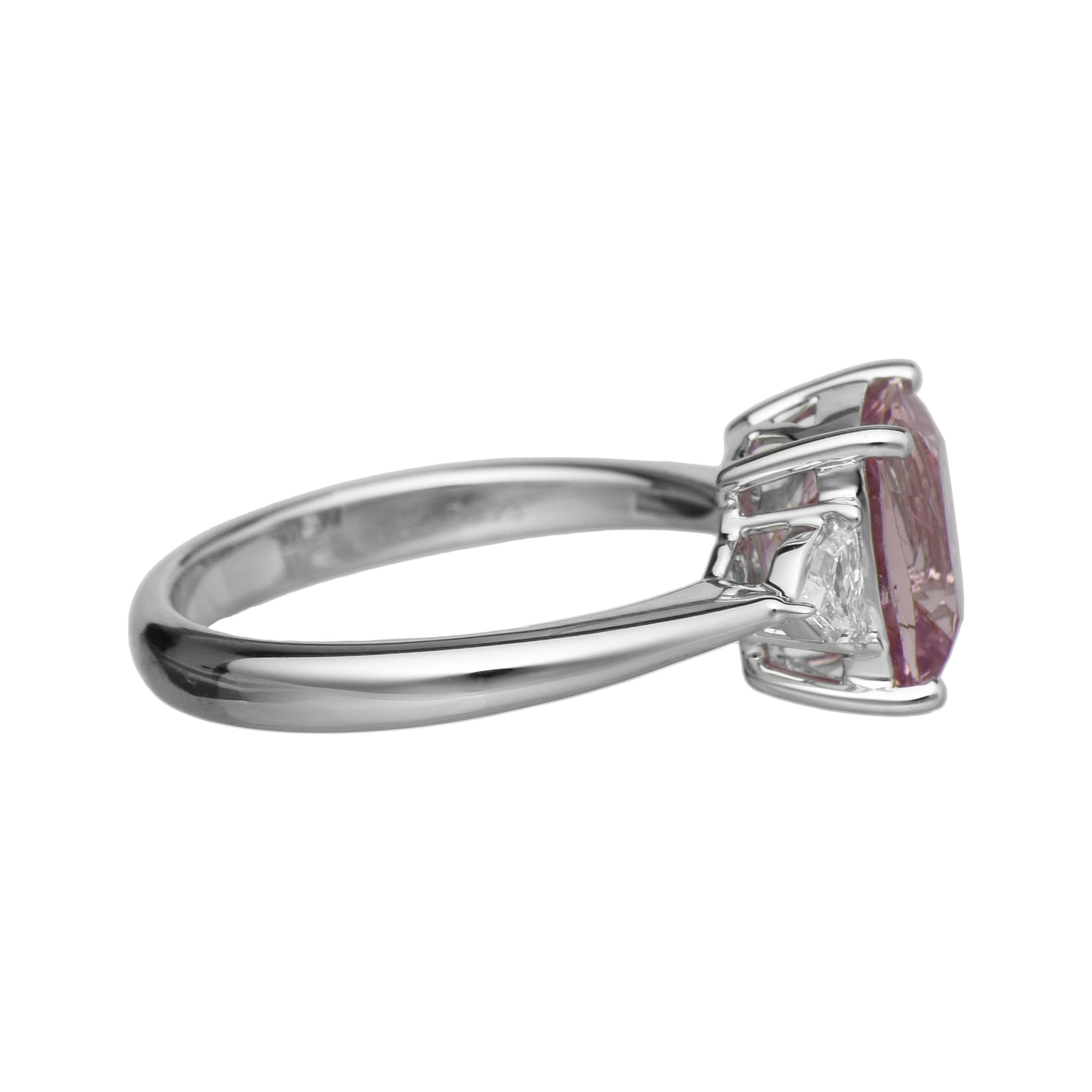Ring aus Weißgold mit 3.55 Karat Saphir und weißem Diamant (Gemischter Schliff) im Angebot