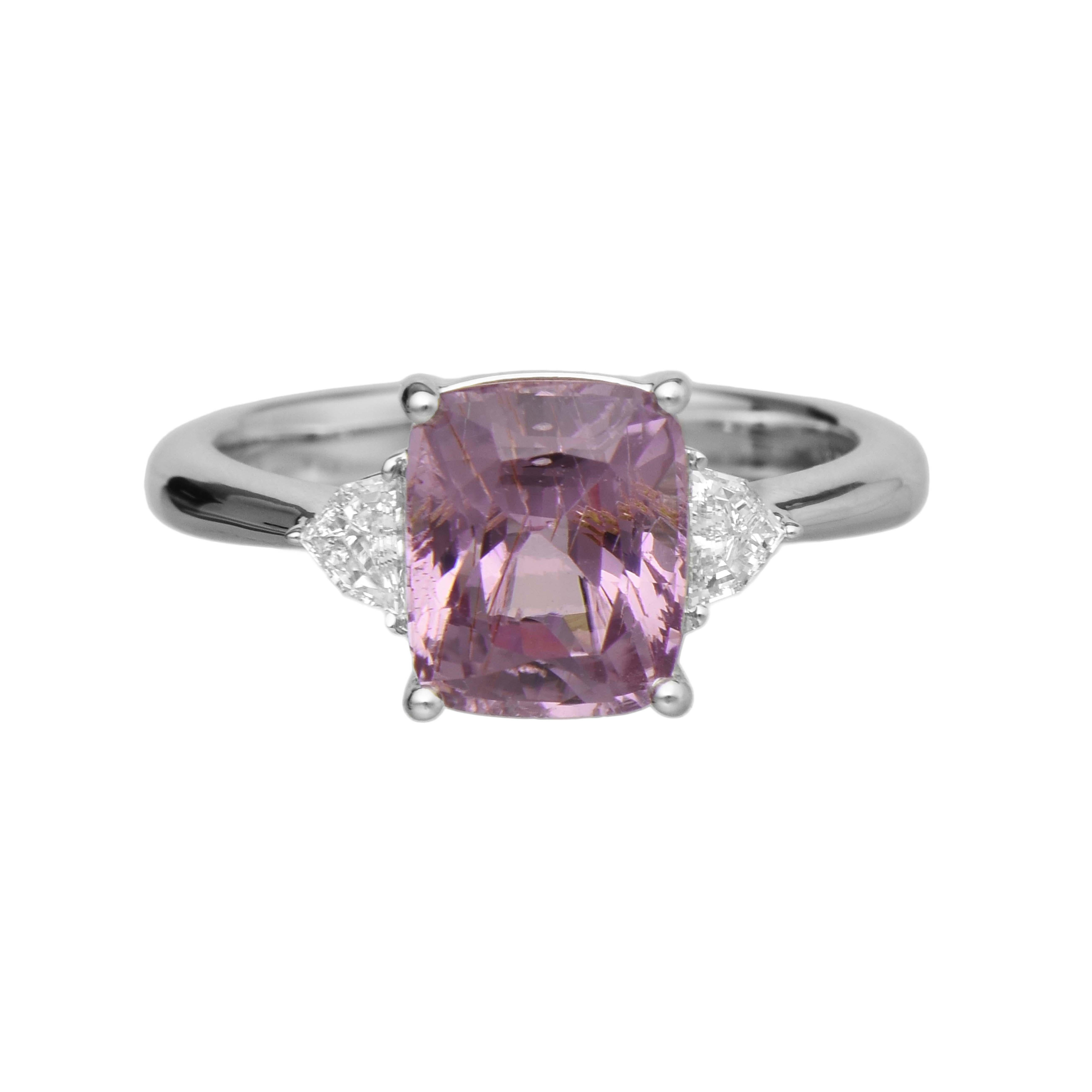 Ring aus Weißgold mit 3.55 Karat Saphir und weißem Diamant im Zustand „Neu“ im Angebot in New York, NY