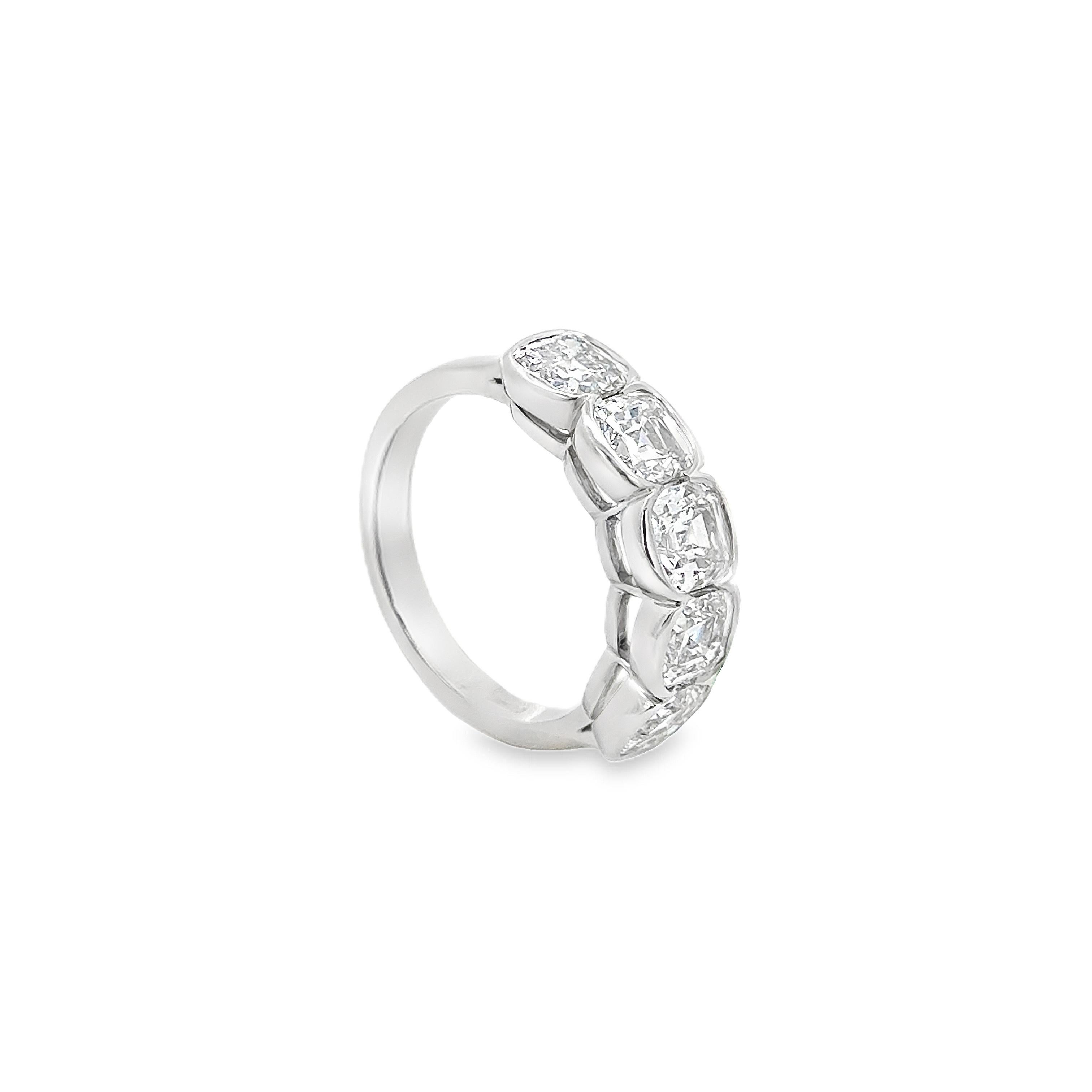 Una magnífica alianza, con cinco diamantes de talla única de 3,55 quilates en total, color F+ y claridad VS+, engastados en una montura semiesférica. Cada diamante tiene una parte superior de talla cojín y un pabellón de talla Asscher. Finamente