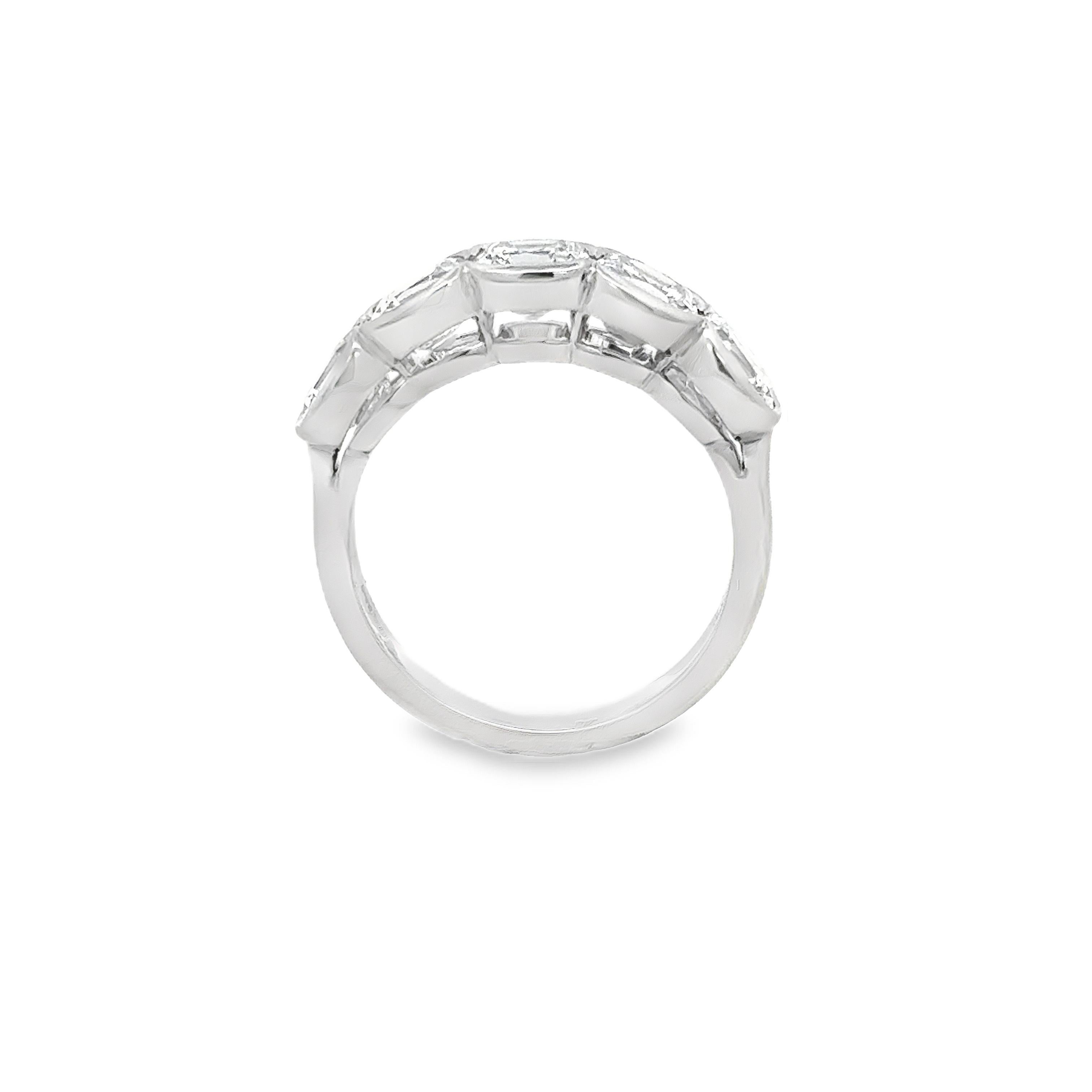 Roman Malakov Alianza de boda de cinco piedras y 3,55 quilates de diamantes talla cojín total Contemporáneo en venta