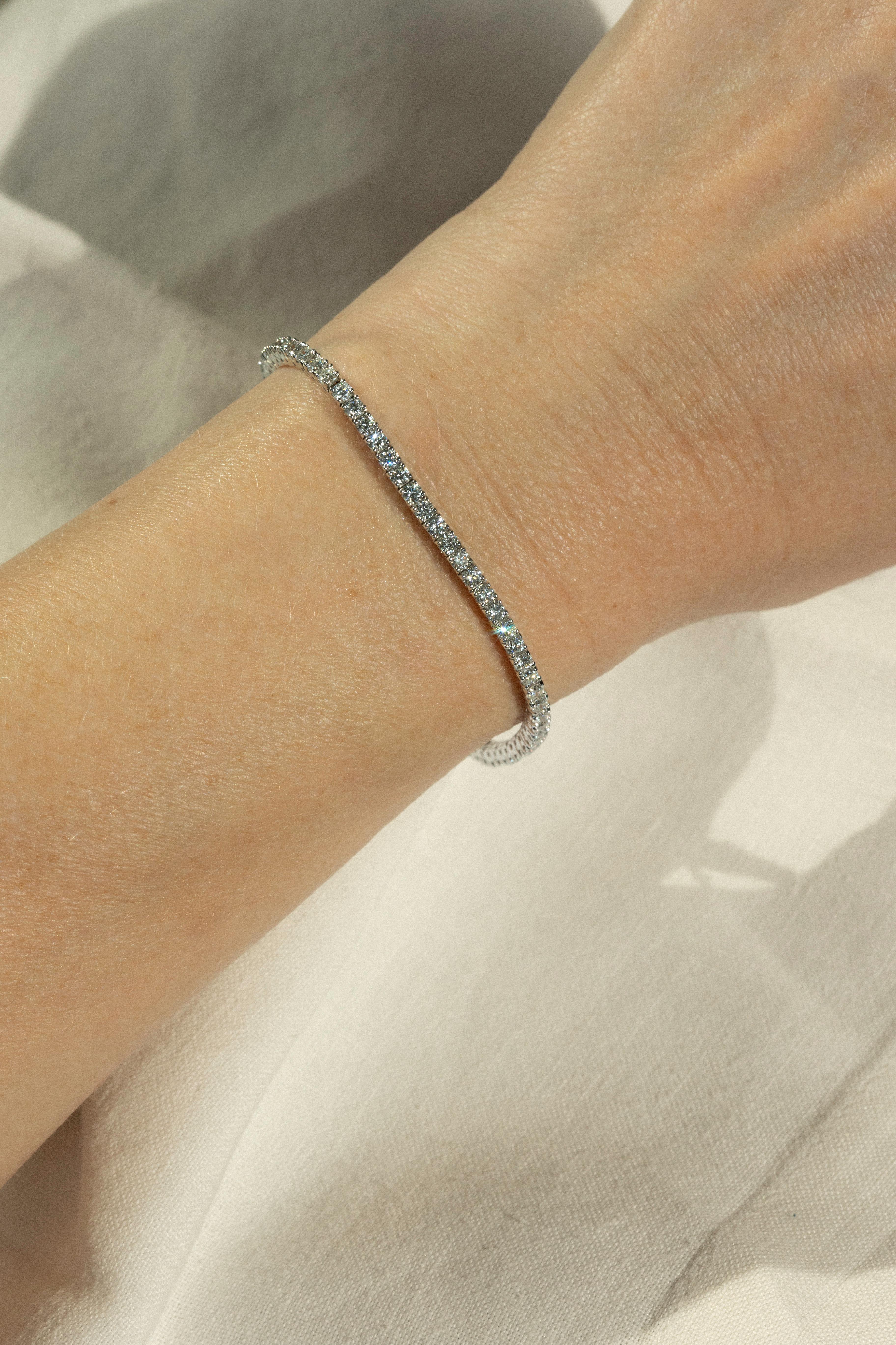 Brilliant Cut 3.55 ct Tennis Bracelet, FG VS Diamonds 2.30mm in White Gold For Sale