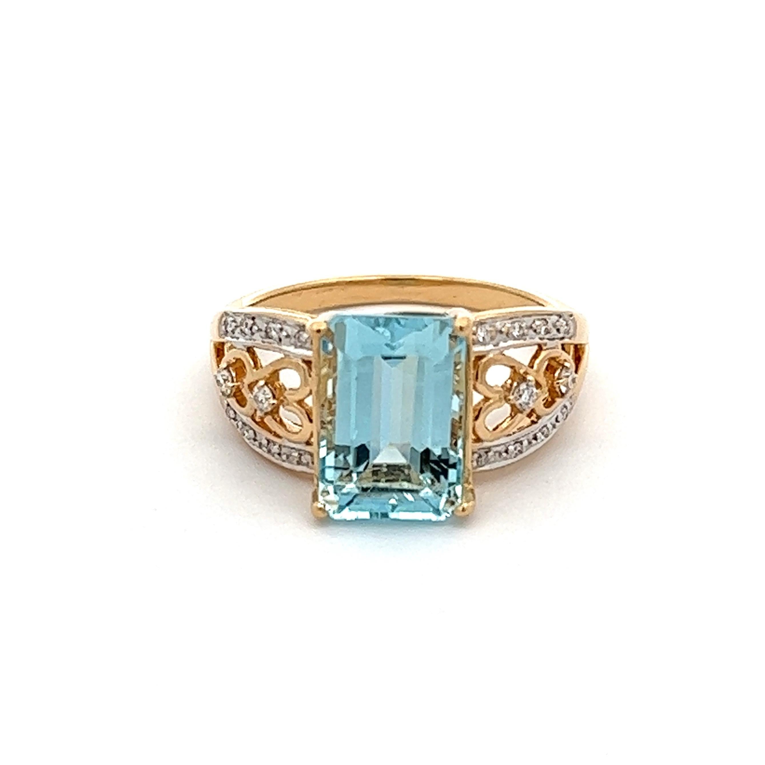 3.55 Emerald-cut Aquamarine and Diamond Art Deco Revival Gold Ring In Excellent Condition For Sale In Montreal, QC