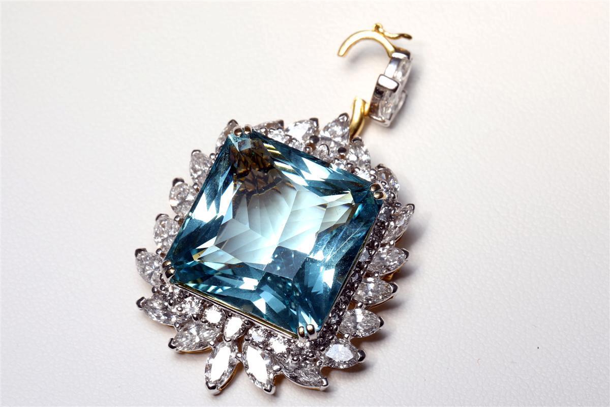35.54 Carat Aquamarin 7.39 Carat Diamond Pendant, Brooch 18k Gold In New Condition For Sale In Bad Kissingen, DE