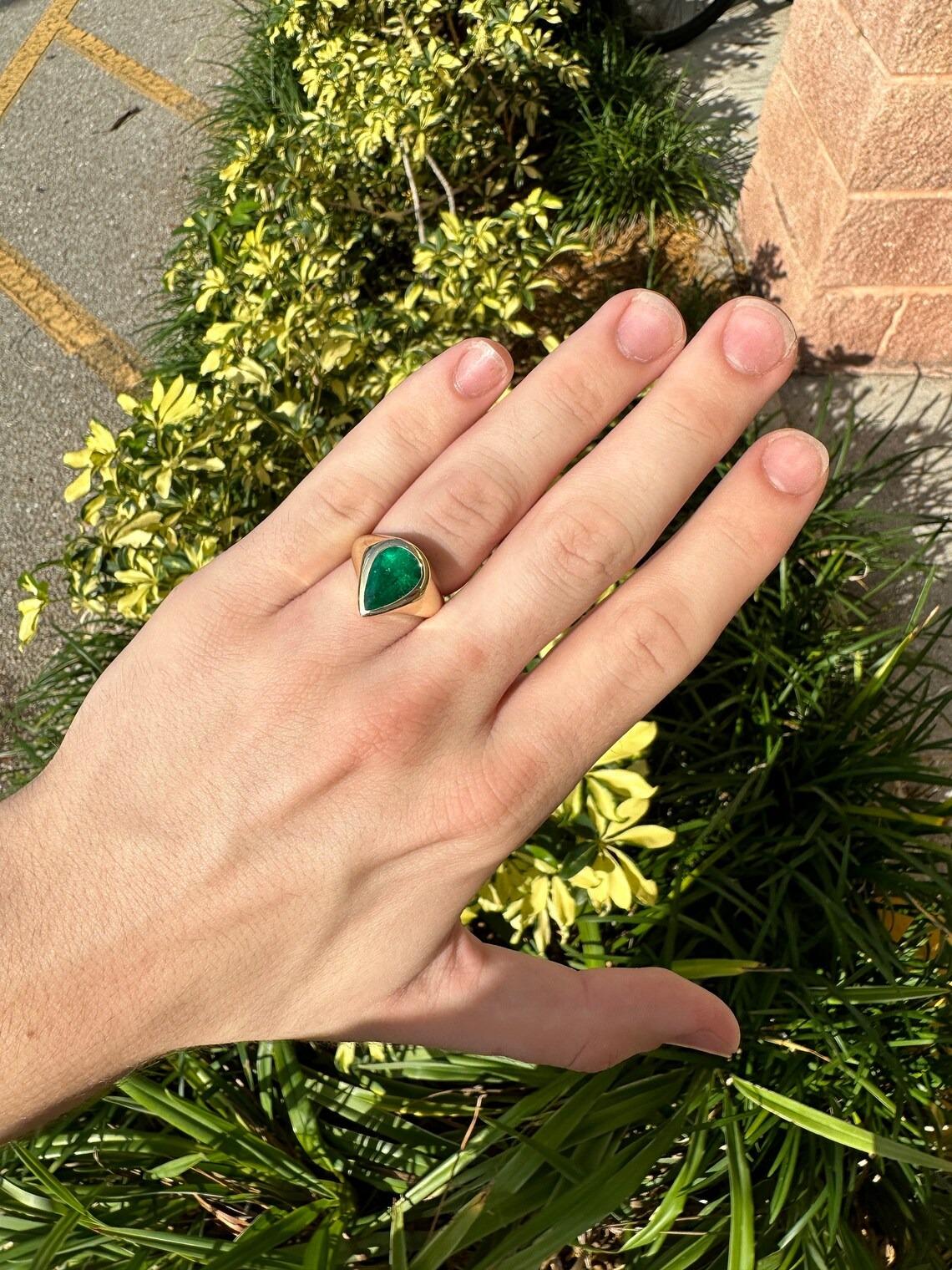 3.55ct 18K AAA+ Deep Dark Green Pear Colombian Emerald Solitaire Bezel Set Ring  For Sale 2