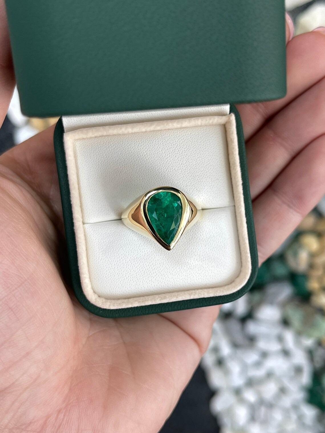 Contemporain 3.55ct 18K AAA+ Deep Green Colombian Emerald Solitaire Bezel Set Ring  en vente