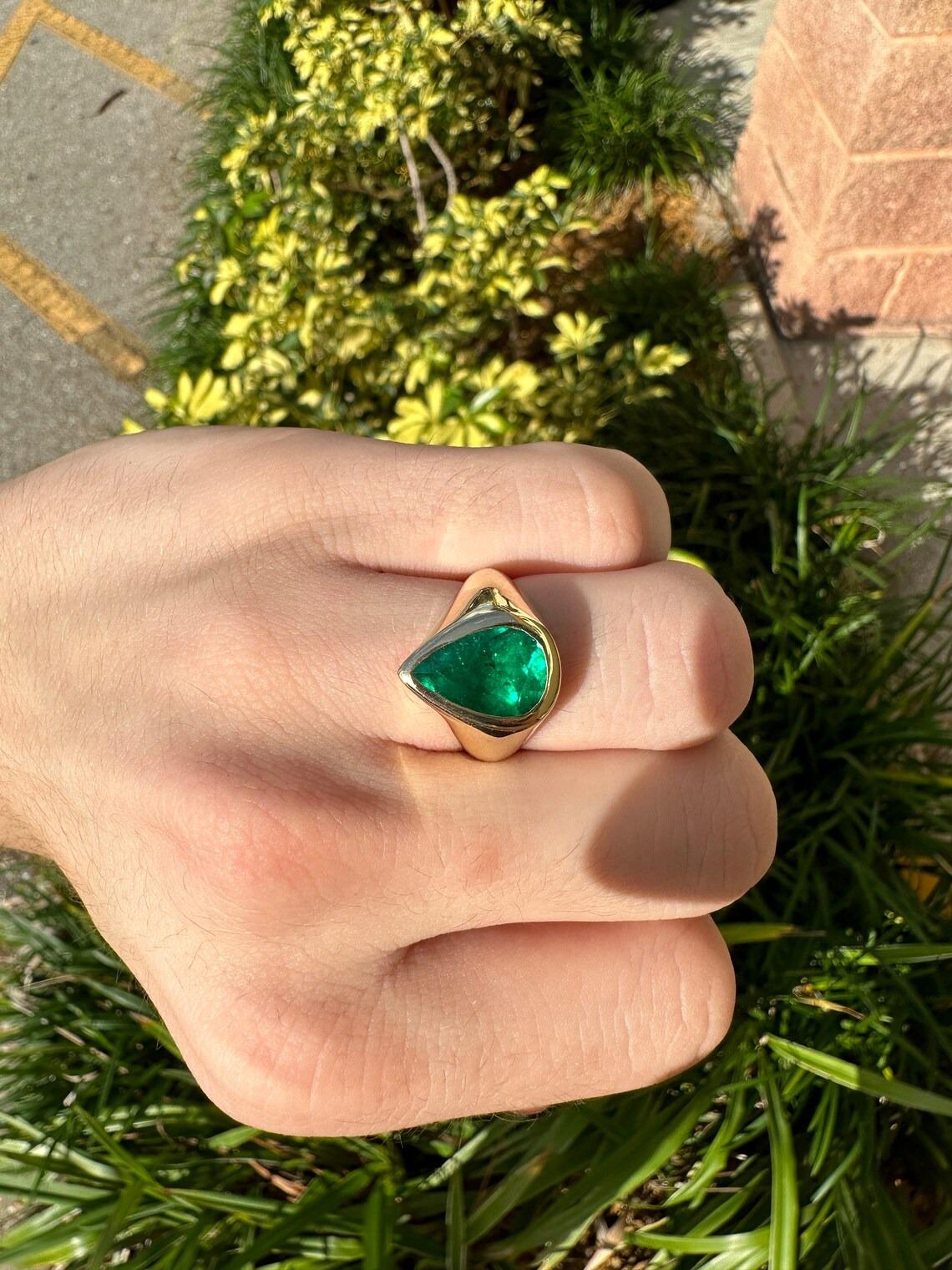 3.55ct 18K AAA+ Deep Green Colombian Emerald Solitaire Bezel Set Ring  en vente 3