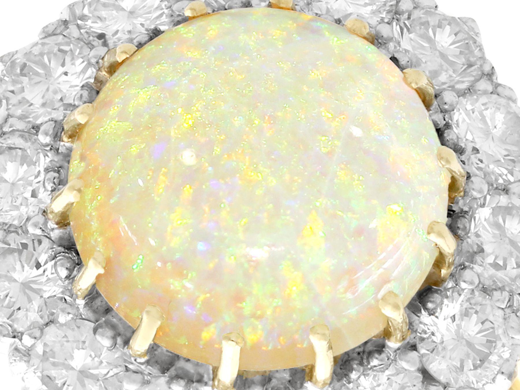 Gelbgold-Cluster-Ring mit 3,55 Karat Opal im Cabochon-Schliff und 2,68 Karat Diamant (Rundschliff) im Angebot