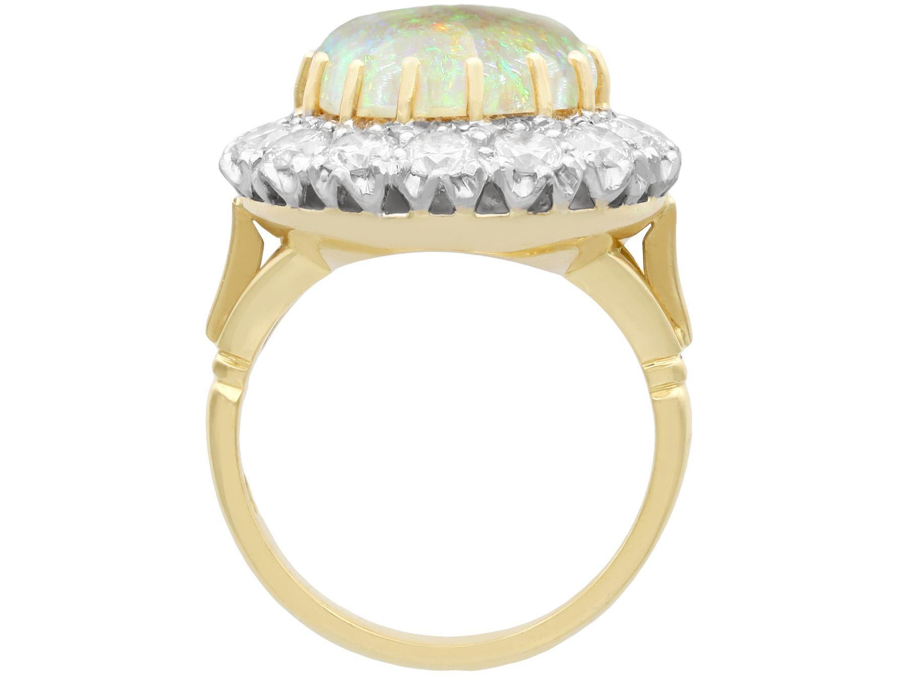 Gelbgold-Cluster-Ring mit 3,55 Karat Opal im Cabochon-Schliff und 2,68 Karat Diamant Damen im Angebot
