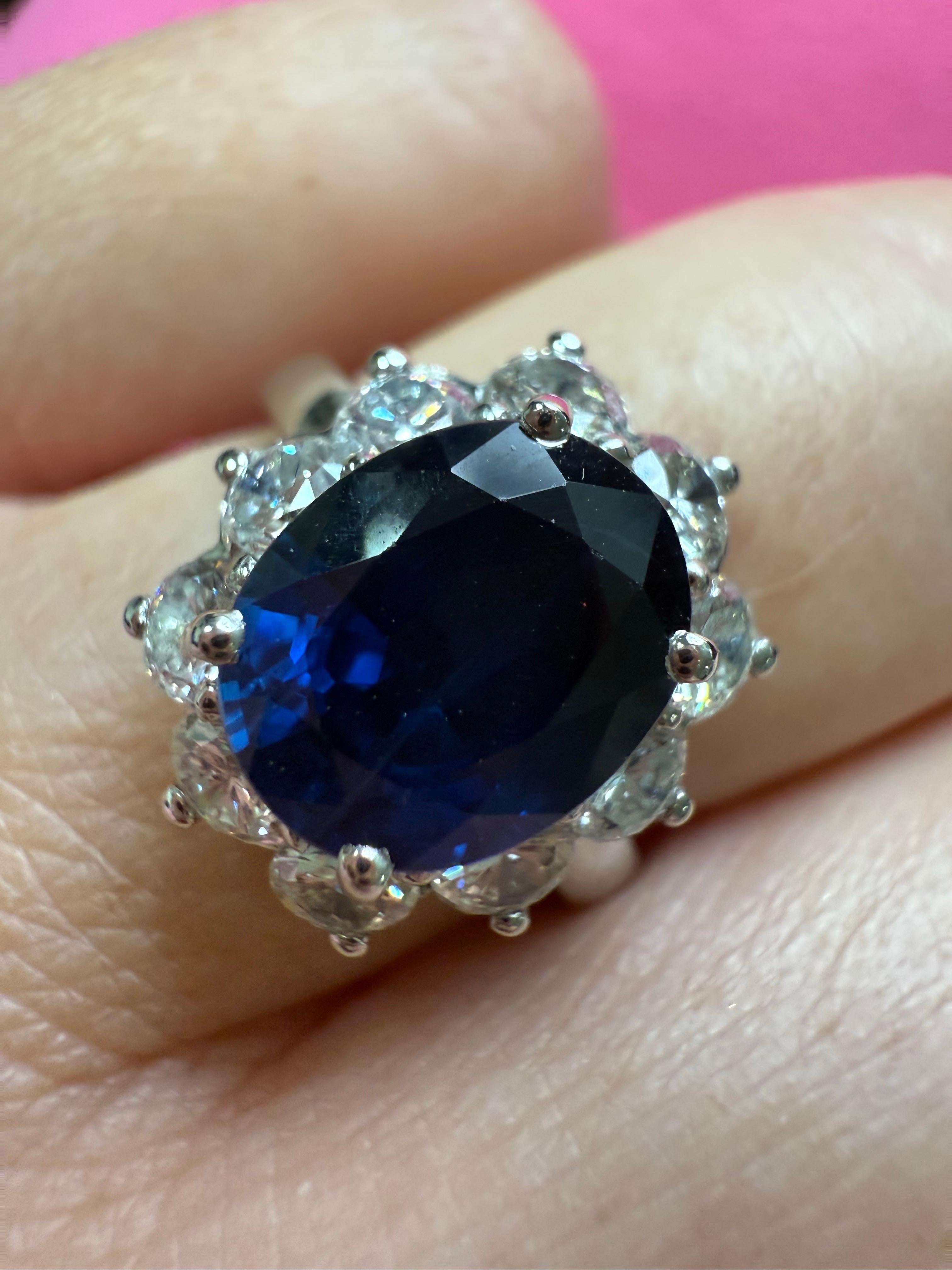 Un anello cocktail con un grande zaffiro di 3,55 carati e 1,37 carati di diamanti in platino.
I diamanti hanno una purezza VS-SI e un colore G-H. Lo zaffiro blu è leggermente incluso e ha un colore blu intenso.
Grammi: 8,26
Articolo KOPR

QUELLO CHE