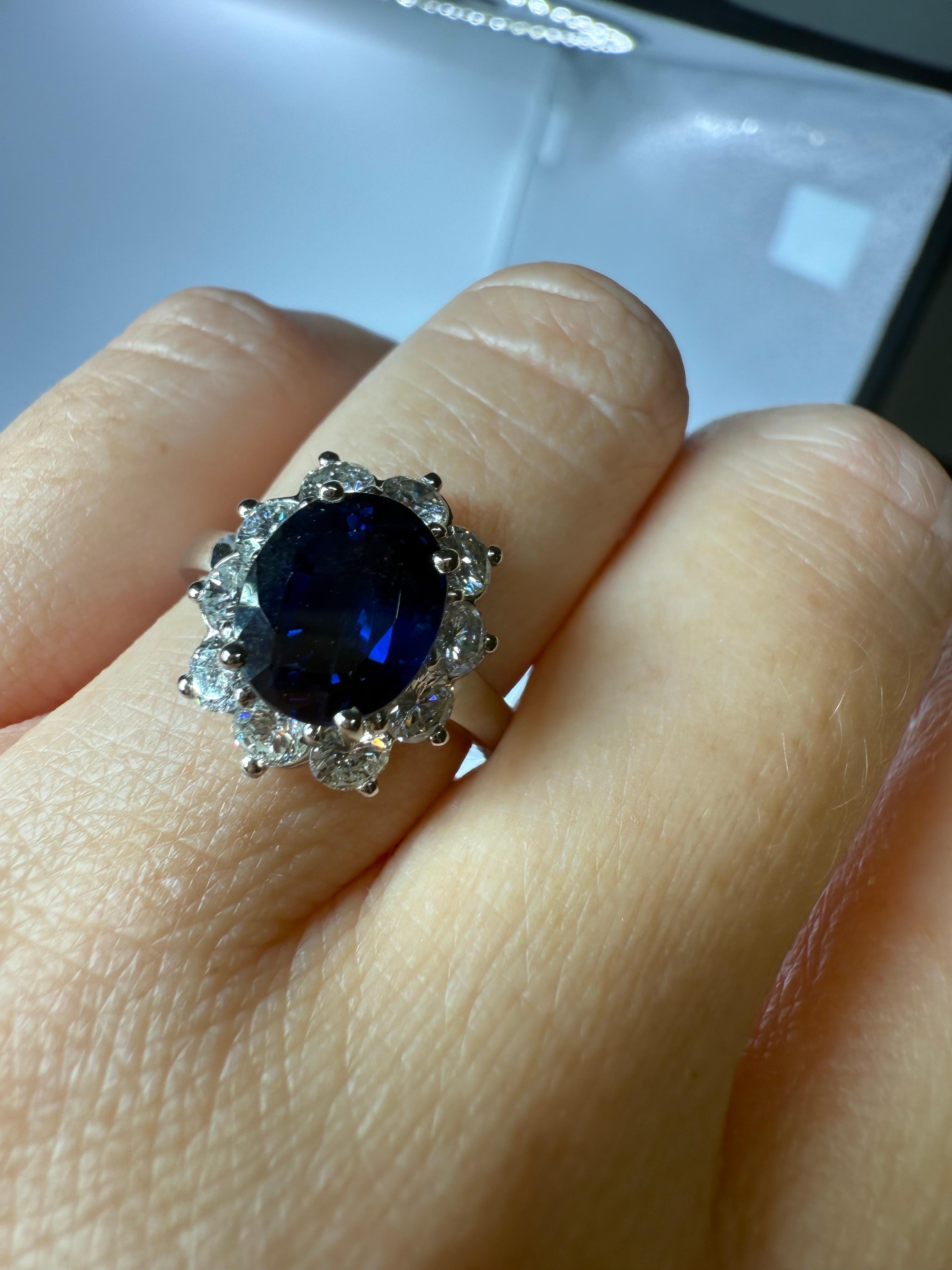 Anello con zaffiro grande da 3,55 carati e diamanti in platino in vendita 1