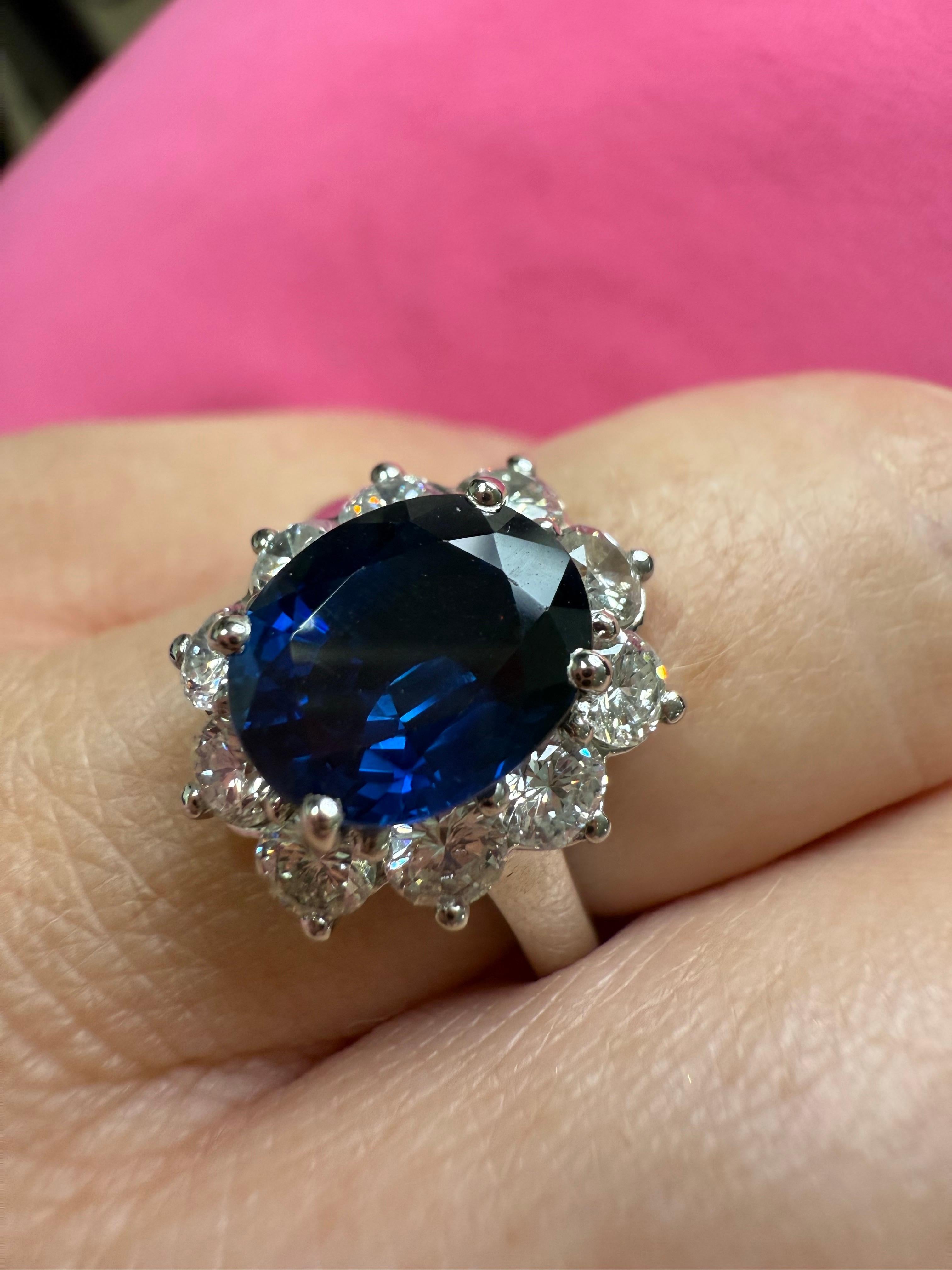 Anello con zaffiro grande da 3,55 carati e diamanti in platino in vendita 2