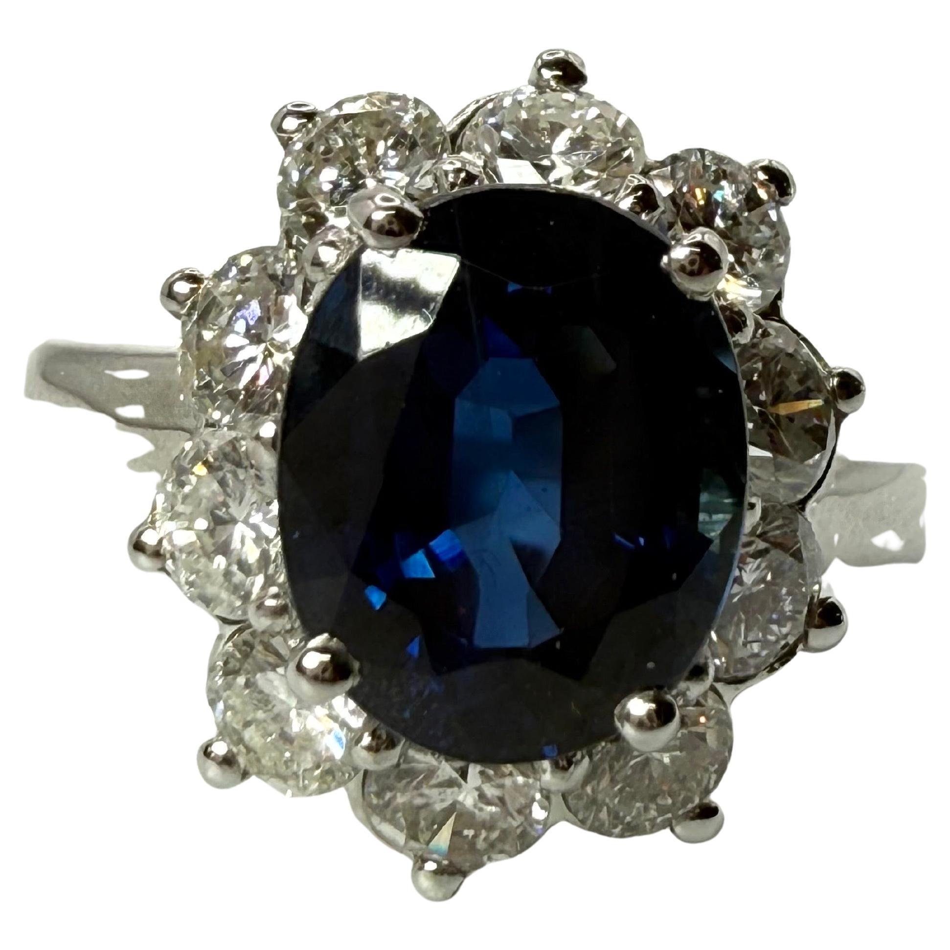 Anello con zaffiro grande da 3,55 carati e diamanti in platino