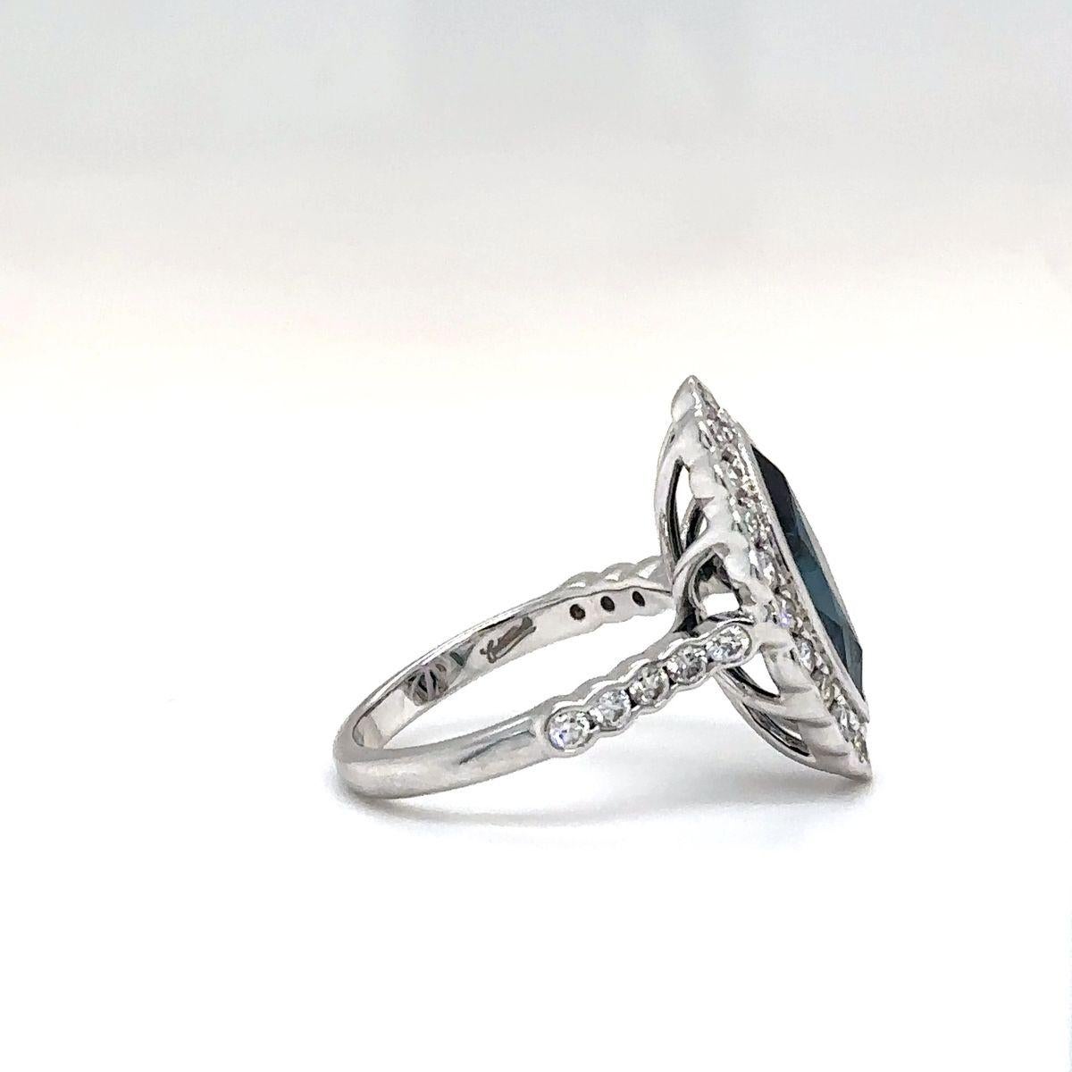 
Dieser exquisite Cluster-Ring aus australischem Saphir und Diamant ist ein wahrer Ausdruck von Eleganz und Raffinesse. Das Herzstück ist ein faszinierender 3,55 Karat tief königsblauer Saphir im Marquiseschliff, der in einer Lünette gefasst ist und