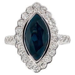 Anello con zaffiro australiano marquise da 3,55 carati e diamanti a grappolo smerlato