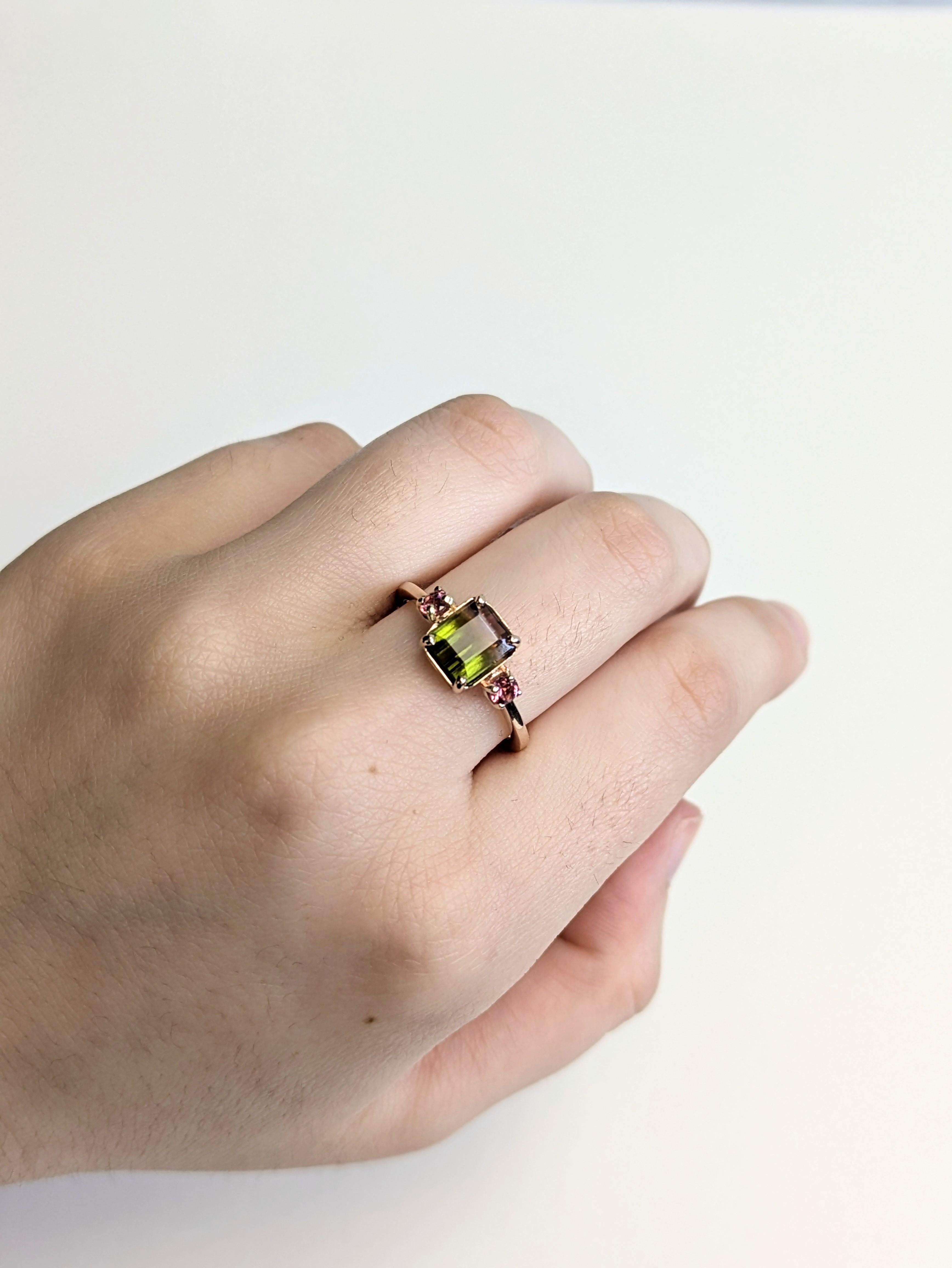 Cette bague en tourmaline bicolore de 3,55 carats brille dans un or rose 14k chaleureux, rehaussé de délicates pierres latérales en tourmaline rose. Elegant, coloré et unique.

**Nous offrons un redimensionnement gratuit, envoyez-nous un message