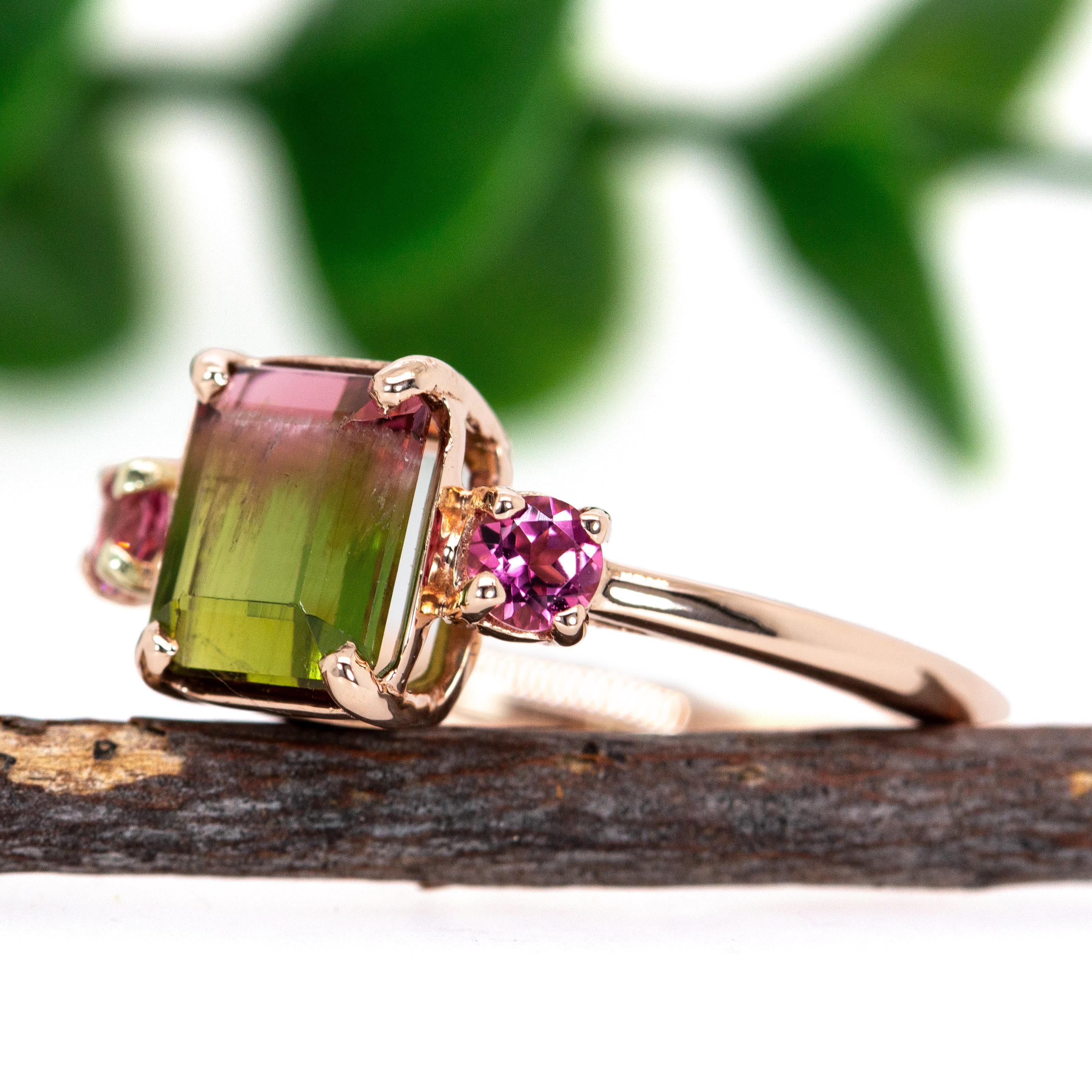 Taille émeraude Bague de tourmaline bicolore de 3,55 carats avec accents de tourmaline rose en or 14 carats EM 9x6 mm en vente