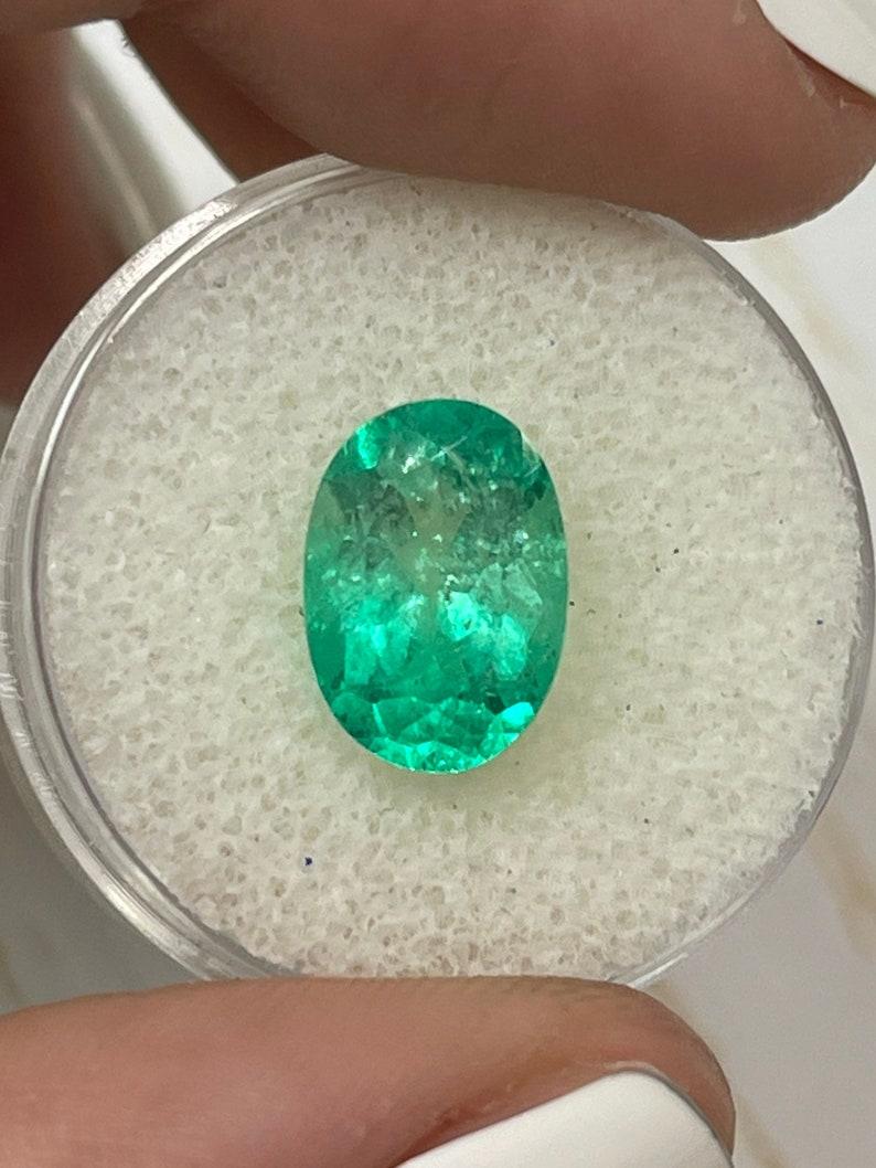Piedra: Esmeralda
Peso: 3,56 quilates
Forma: Corte Oval
Claridad: Transparente
Lustre: Muy bueno
Color: Verde amarillento medio a claro
Medidas: 11,98 mm x 8,46 mm x 6,35 mm
Origen geográfico: Colombia
Tratamiento: Natural, Engrasado

Observaciones: