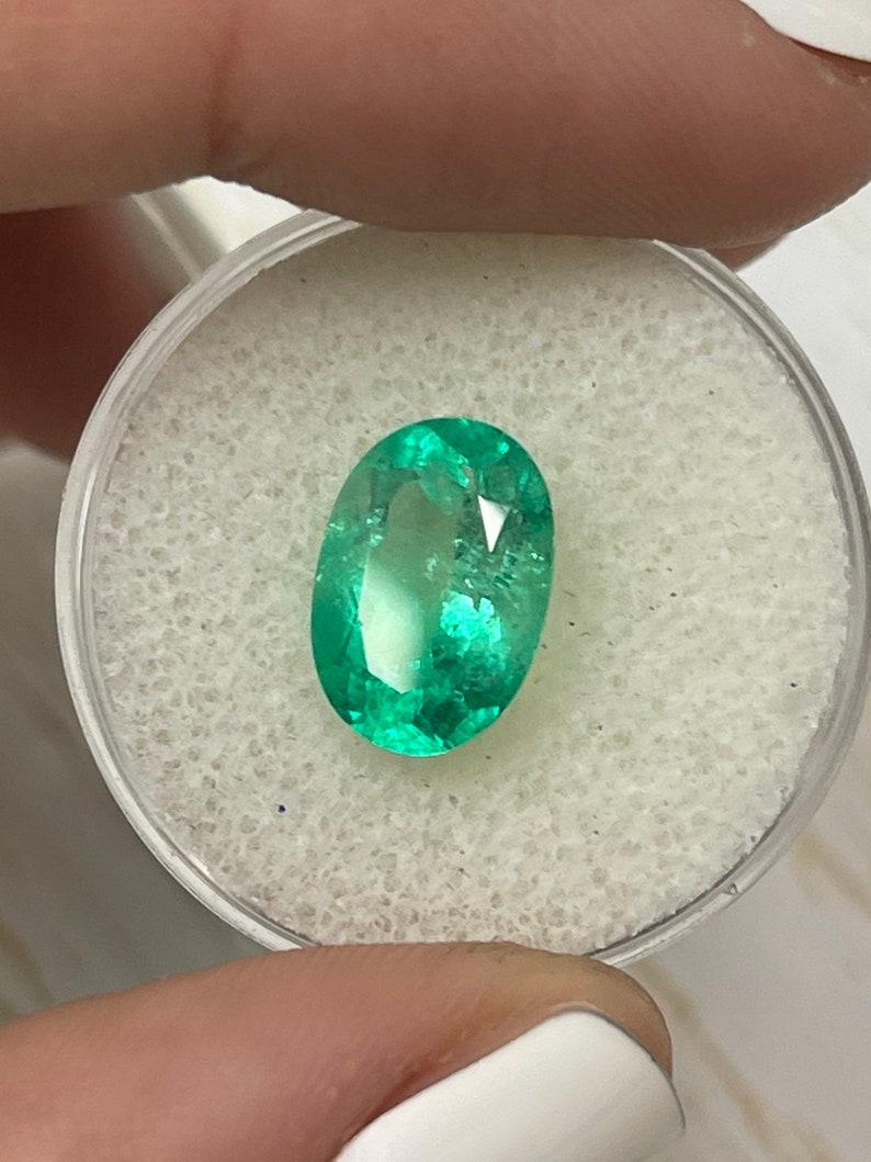 3,56 Quilates Esmeralda Verde Colombiana Bicolor Talla Oval - Gema del mes de Mayo Moderno en venta
