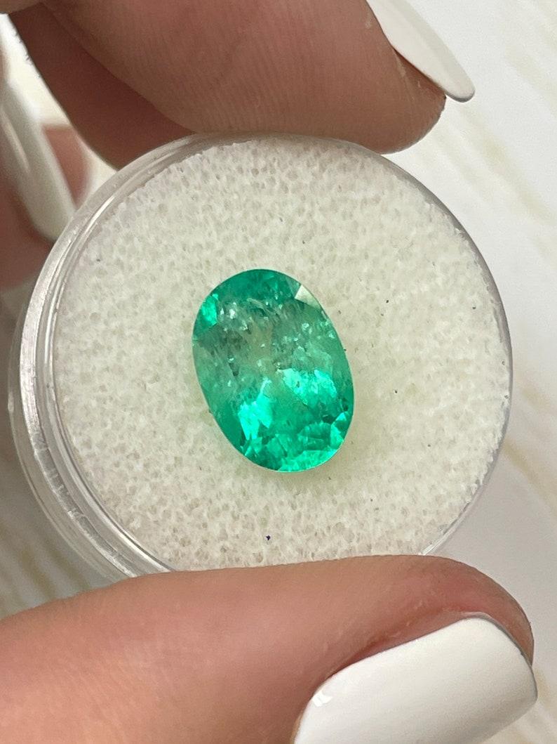 3,56 Quilates Esmeralda Verde Colombiana Bicolor Talla Oval - Gema del mes de Mayo en Nuevo estado para la venta en Jupiter, FL