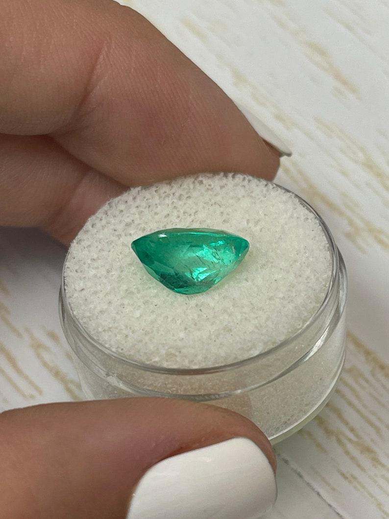 3,56 Quilates Esmeralda Verde Colombiana Bicolor Talla Oval - Gema del mes de Mayo en venta 1