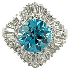 Anillo de cóctel de platino con diamantes y circonitas azules de 3,56 quilates Estate Fine Jewelry
