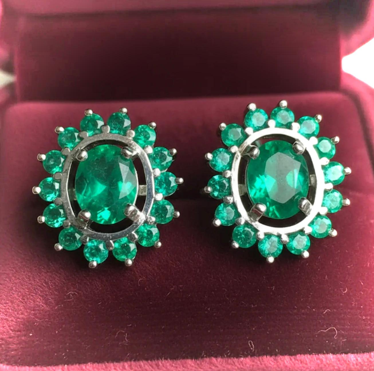 Contemporaneo Orecchini con smeraldo colombiano ovale da 3,56 carati in oro bianco 18 carati in vendita