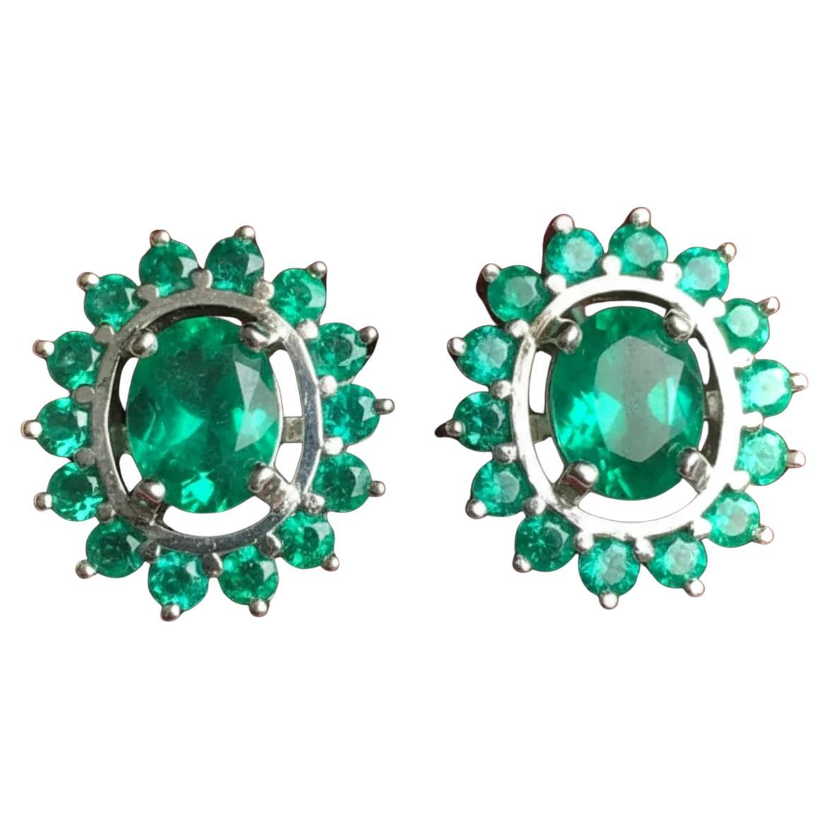 Orecchini con smeraldo colombiano ovale da 3,56 carati in oro bianco 18 carati in vendita