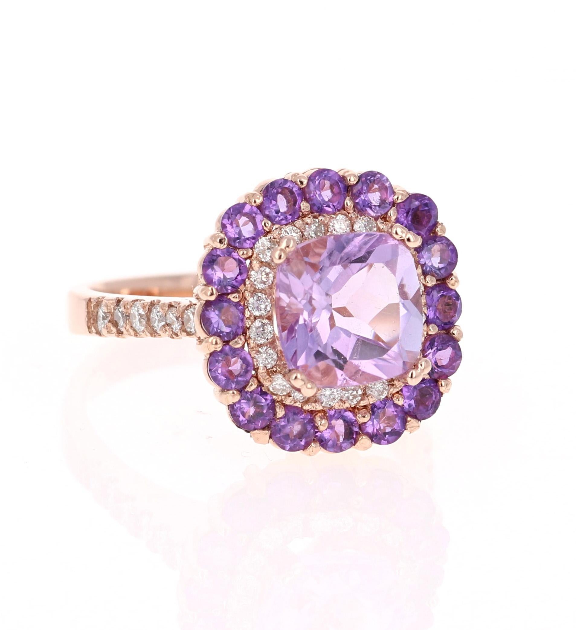 Cocktailring aus Roségold mit 3,56 Karat Amethyst und Diamant im Kissenschliff
Verspielt und doch kraftvoll! Es ist, als hätte man ein glitzerndes Bonbon am Finger! Dieser Ring hat eine helle lila Cushion Cut Amethyst, die 2,29 Karat wiegt und ist