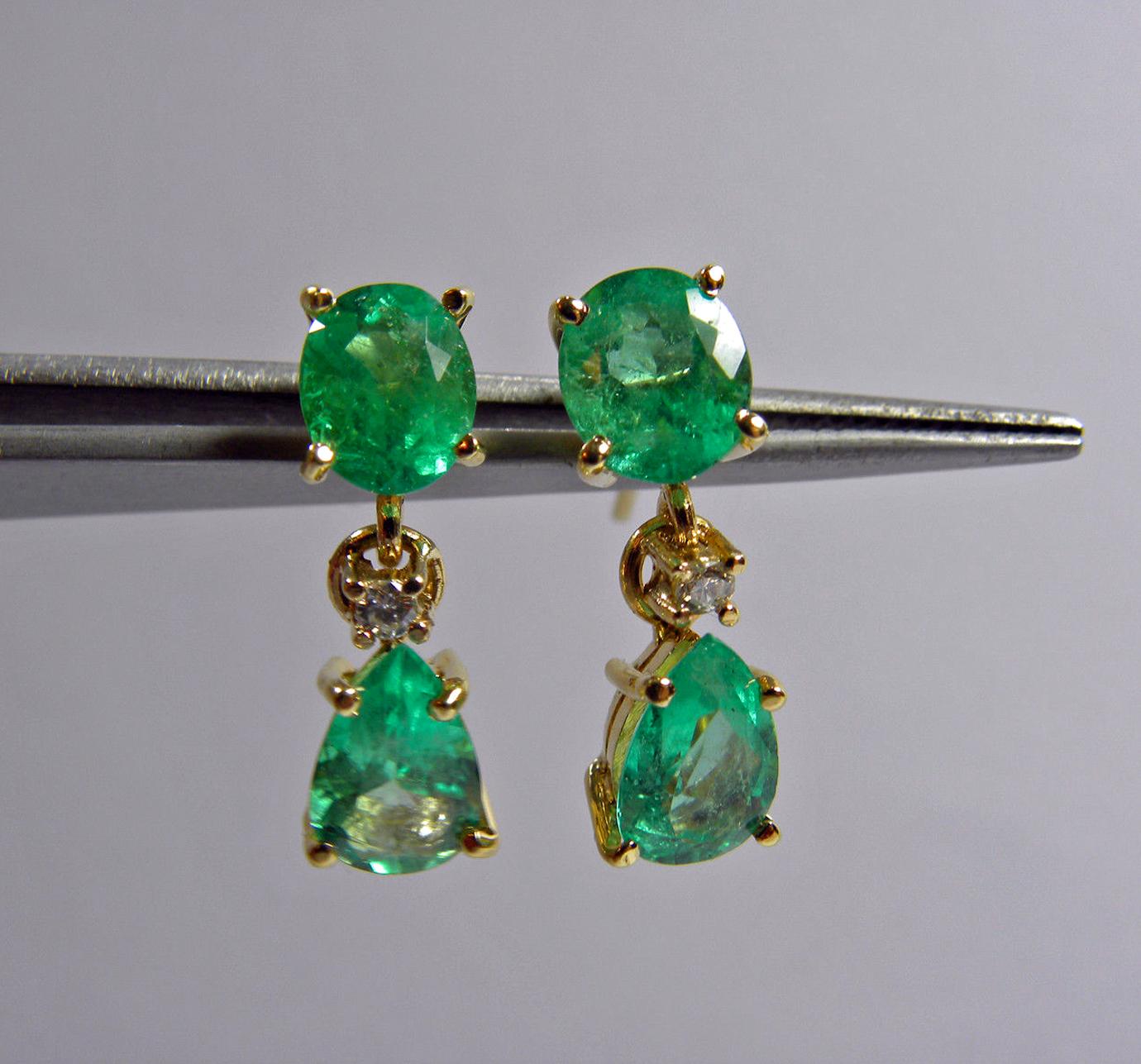 3.56 CARAT 100% NATURAL COLOMBIAN EMERALD and DIAMOND DROP EARRINGS 18K YELLOW GOLD
Earrings Measurement:  19.00mm x 6.20mm
Primary Stones: 100% Natural Colombian Emeralds
Shape or Cut : Oval & Pear Cut 3.50cts
Average Color/Clarity Emerald: Medium