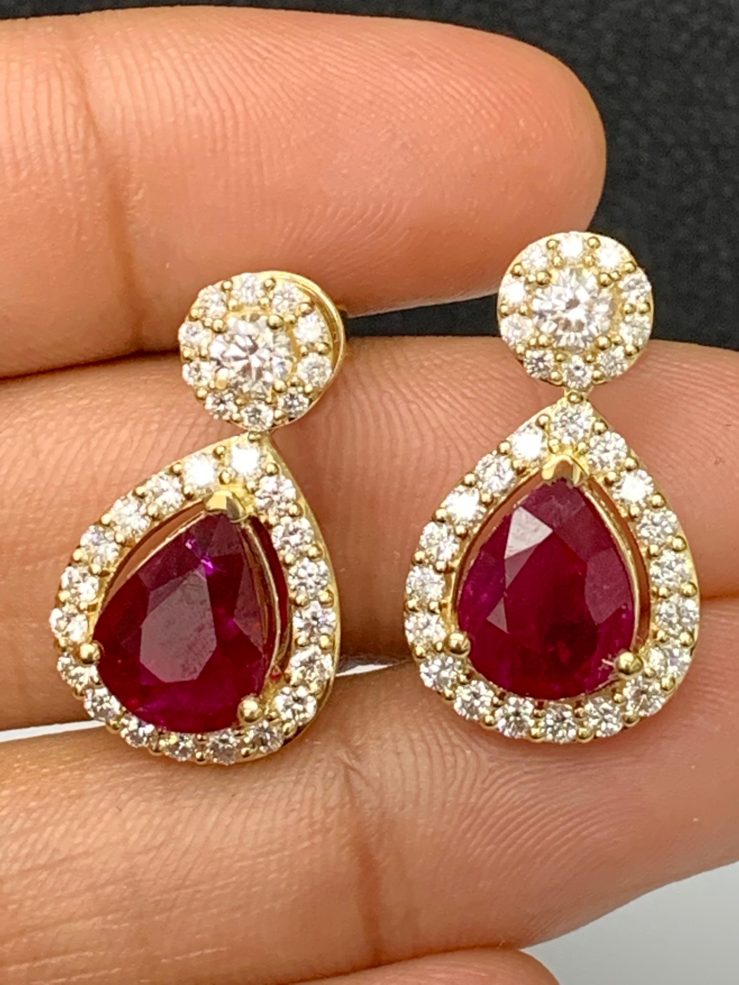 Contemporary 3.56 Carat of Pear Shape Ruby Diamond Drop Earrings in 18K Yellow Gold For Sale