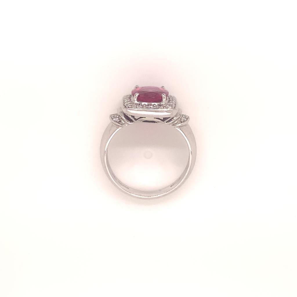 3.56 Carat Oval Cut Rubellite Tourmaline and Diamond Ring in 18K White Gold In New Condition For Sale In London, GB