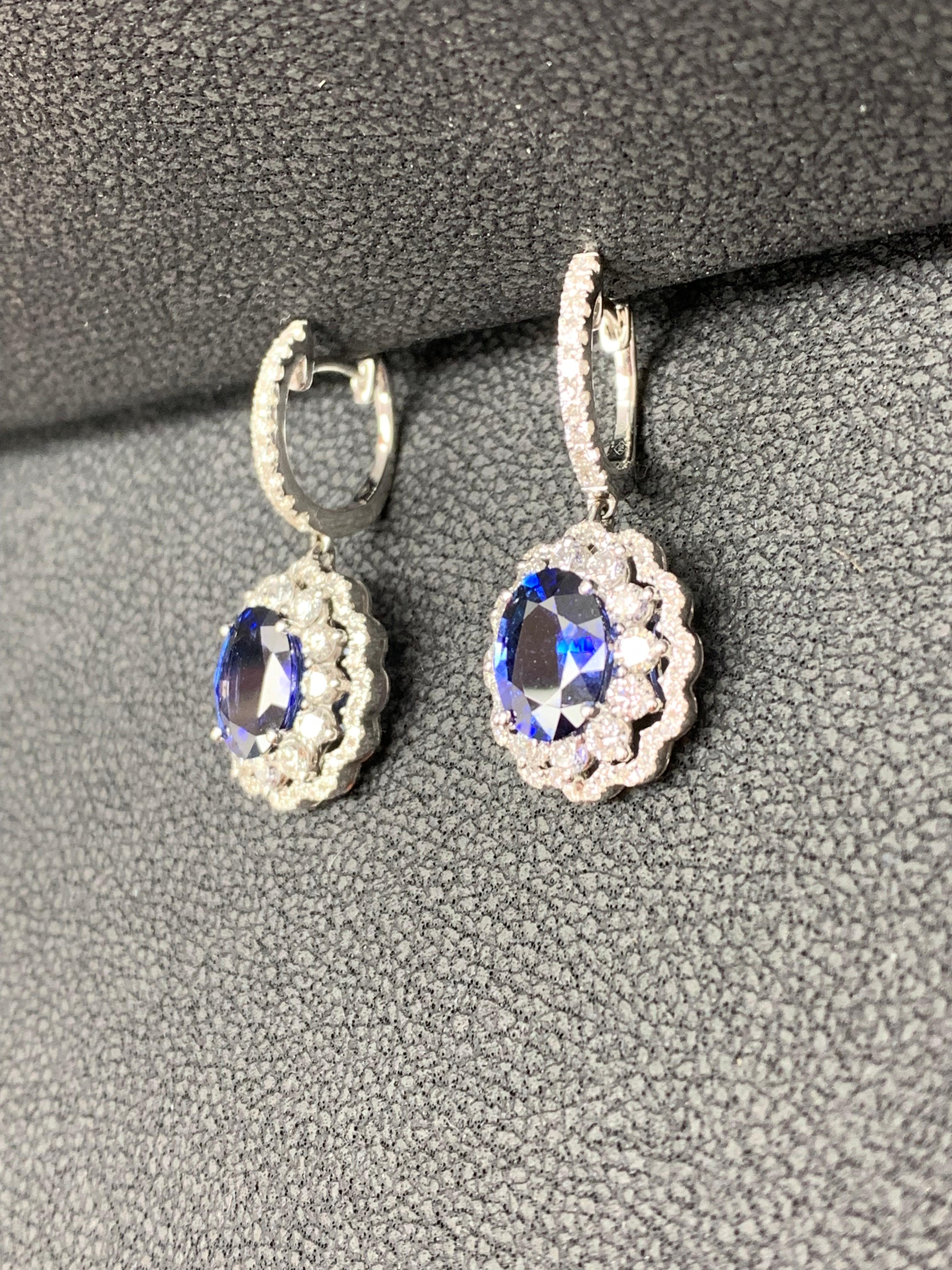 Boucles d'oreilles en goutte en or blanc 18 carats avec saphir taille ovale de 3,56 carats et diamants en vente 6
