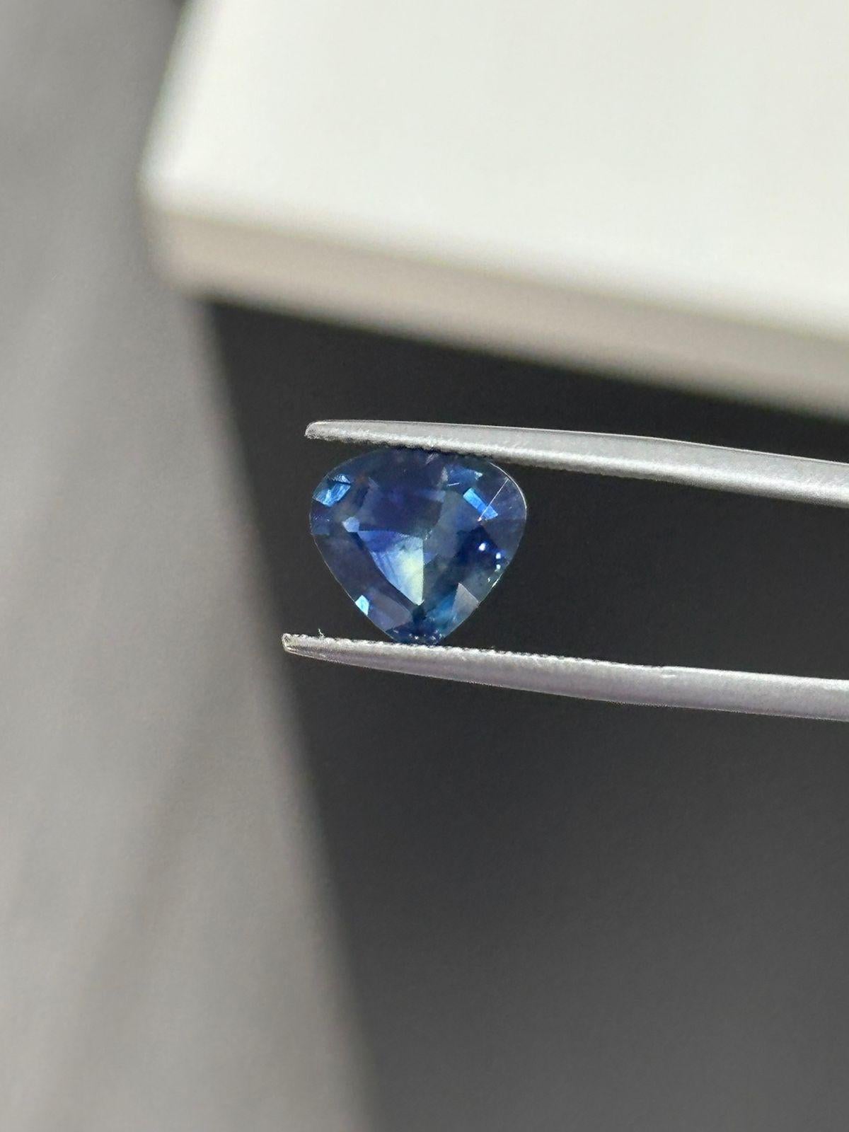 Un saphir de 3,56 carats, resplendissant dans une teinte bleu sarcelle. Il provient des mines de pierres précieuses du Sri Lanka. Cette pierre précieuse n'a subi qu'un traitement thermique standard et est taillée à la perfection en forme de