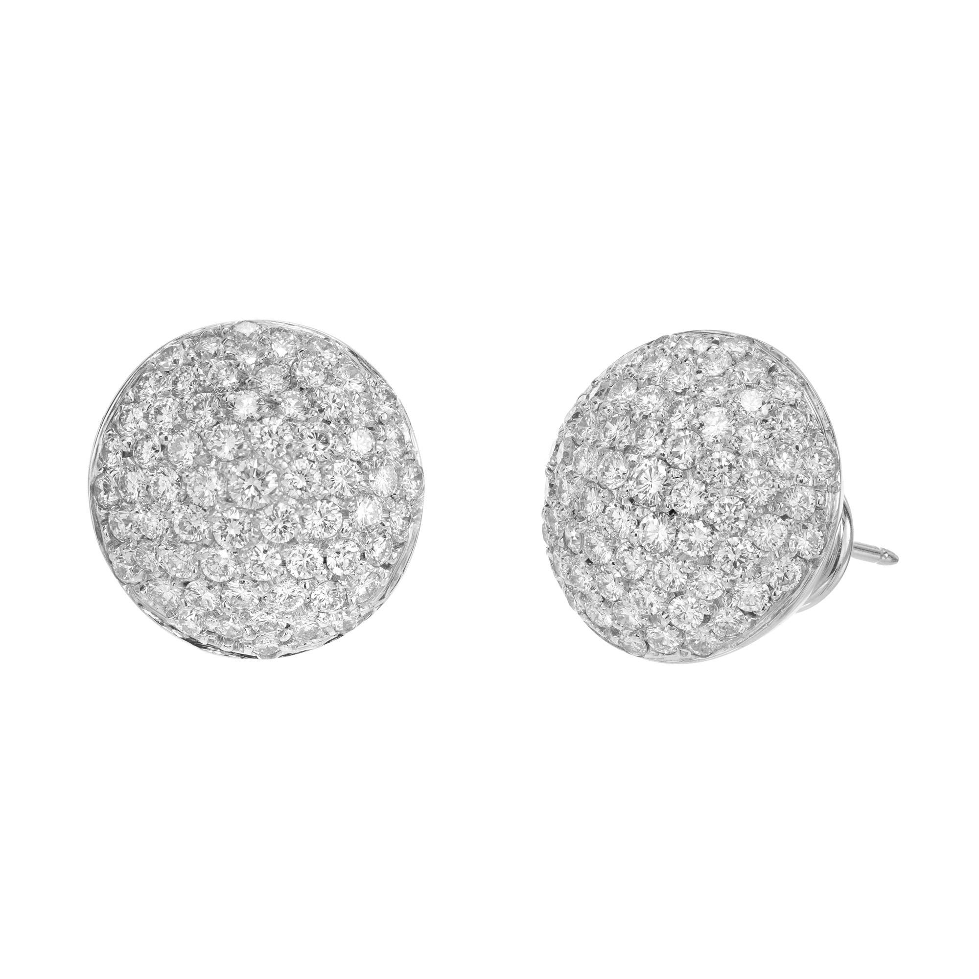 boucles d'oreilles en or blanc 18 carats avec une grappe de diamants de 3,56 carats. Boucles d'oreilles style bouton de dôme rond recouvert de diamants ronds taille brillant sur toute sa surface. Serti de pavés en or blanc 18k.

130 diamants ronds