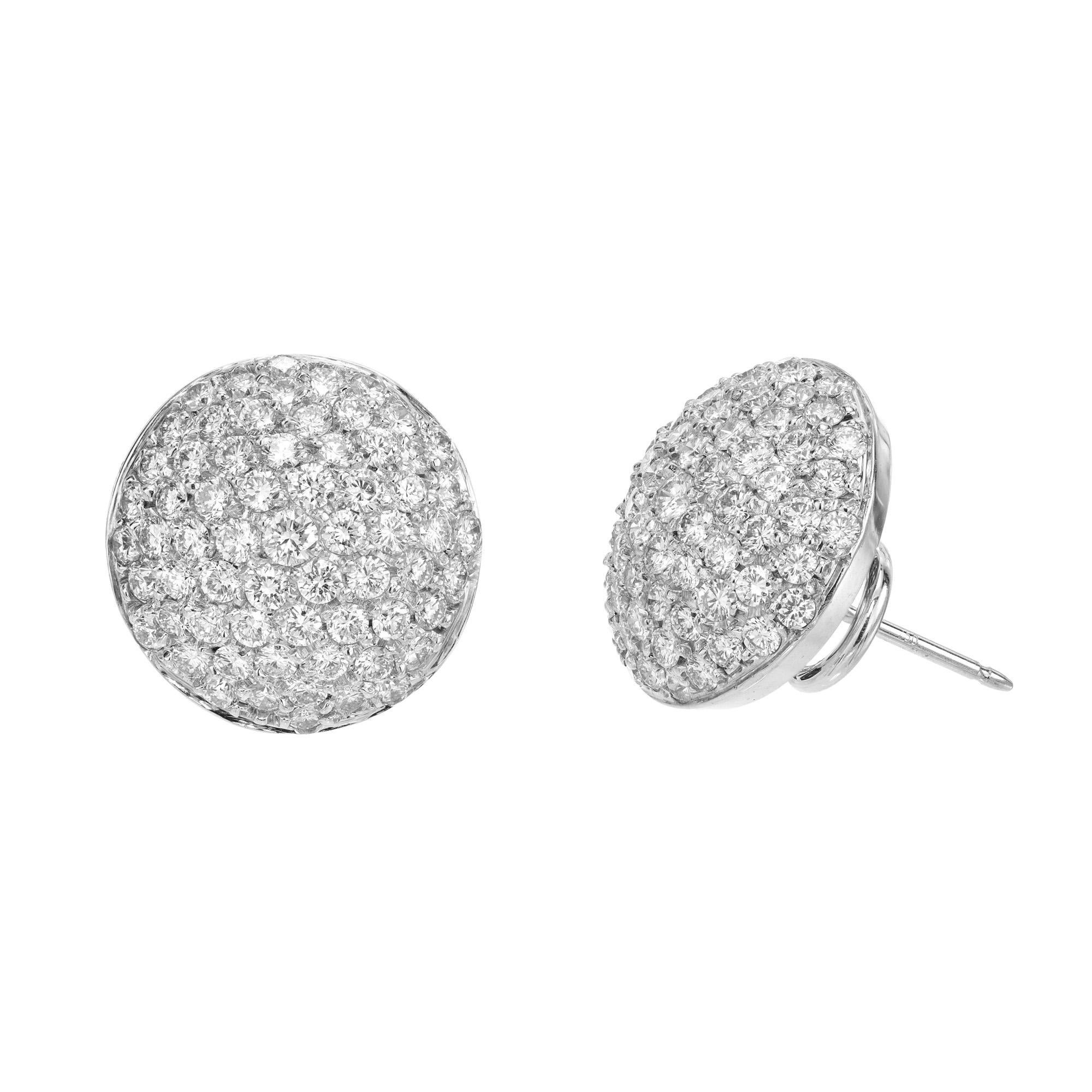 Taille ronde Boucles d'oreilles en or avec dôme en grappe de diamants de 3,56 carats en vente