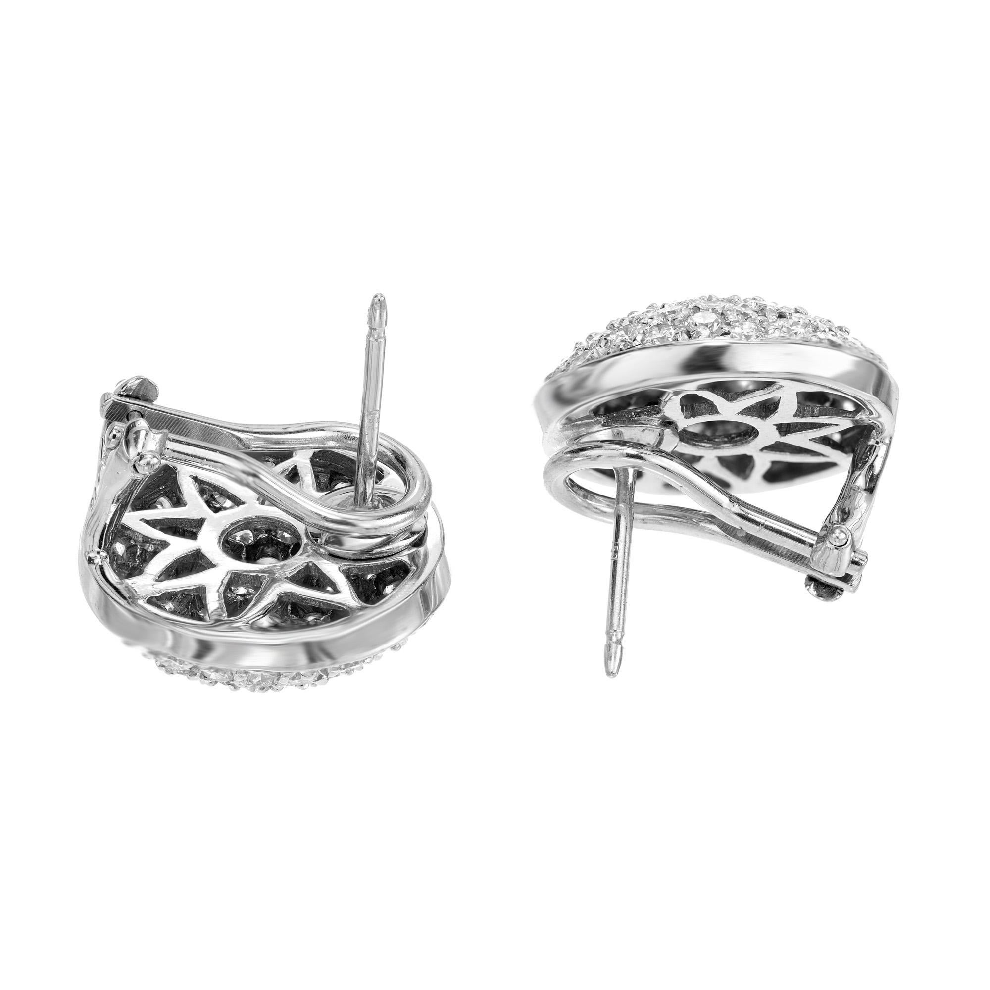Boucles d'oreilles en or avec dôme en grappe de diamants de 3,56 carats Excellent état - En vente à Stamford, CT