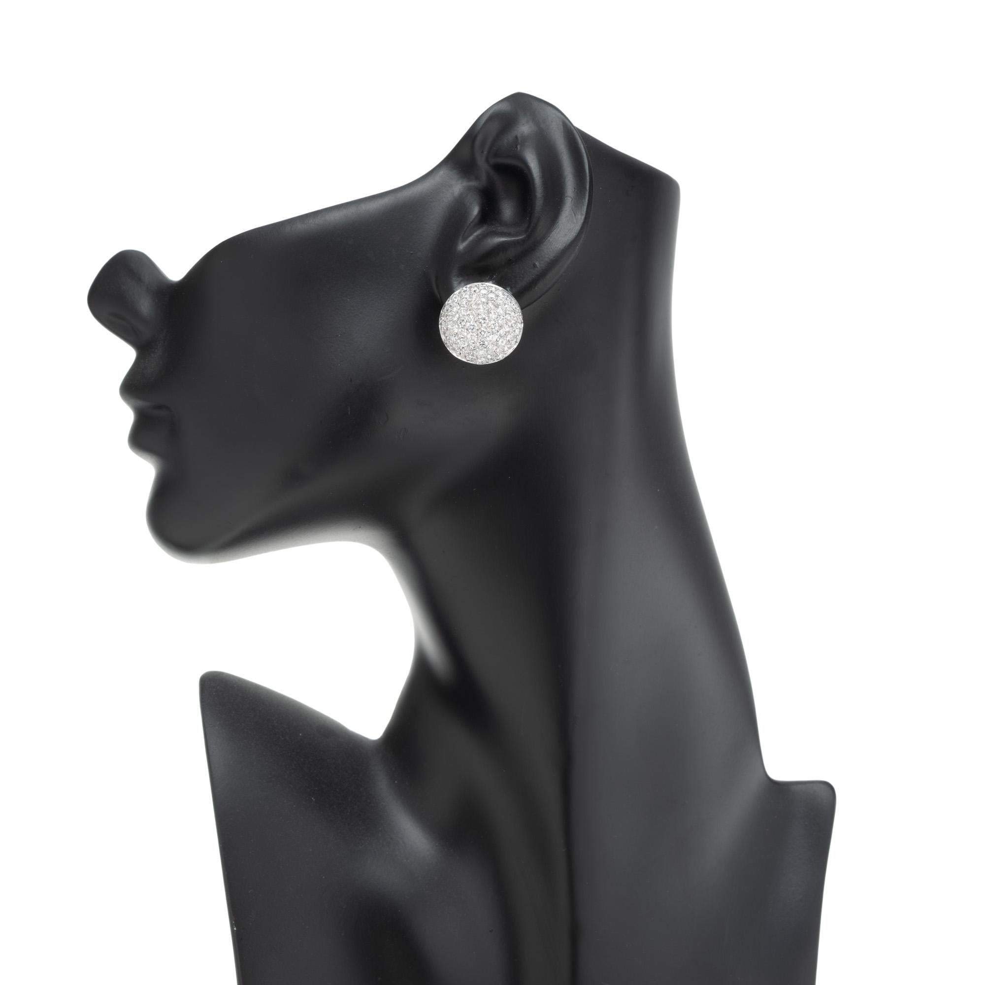 Boucles d'oreilles en or avec dôme en grappe de diamants de 3,56 carats en vente 1