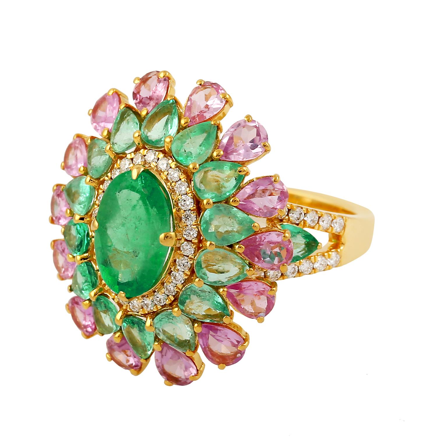 Dieser Ring wurde mit großer Sorgfalt aus 14-karätigem Gold gefertigt.  Er ist von Hand mit 3,56 Karat Smaragd, 2,14 Karat rosa Saphir und 0,36 Karat funkelnden Diamanten besetzt. 

Der Ring hat die Größe 7 und kann auf Anfrage größer oder kleiner