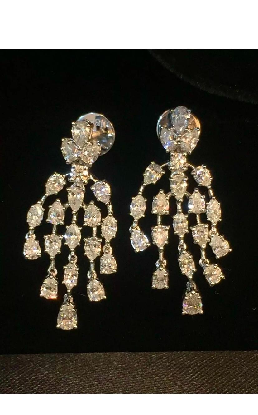 Orecchini con diamanti perfettamente bilanciati, con diamanti a forma di pera e marquise per un look classico di grande effetto.
Ogni donna merita di adornarsi con una collezione di squisiti gioielli con diamanti.
Questi pezzi sono un ricordo