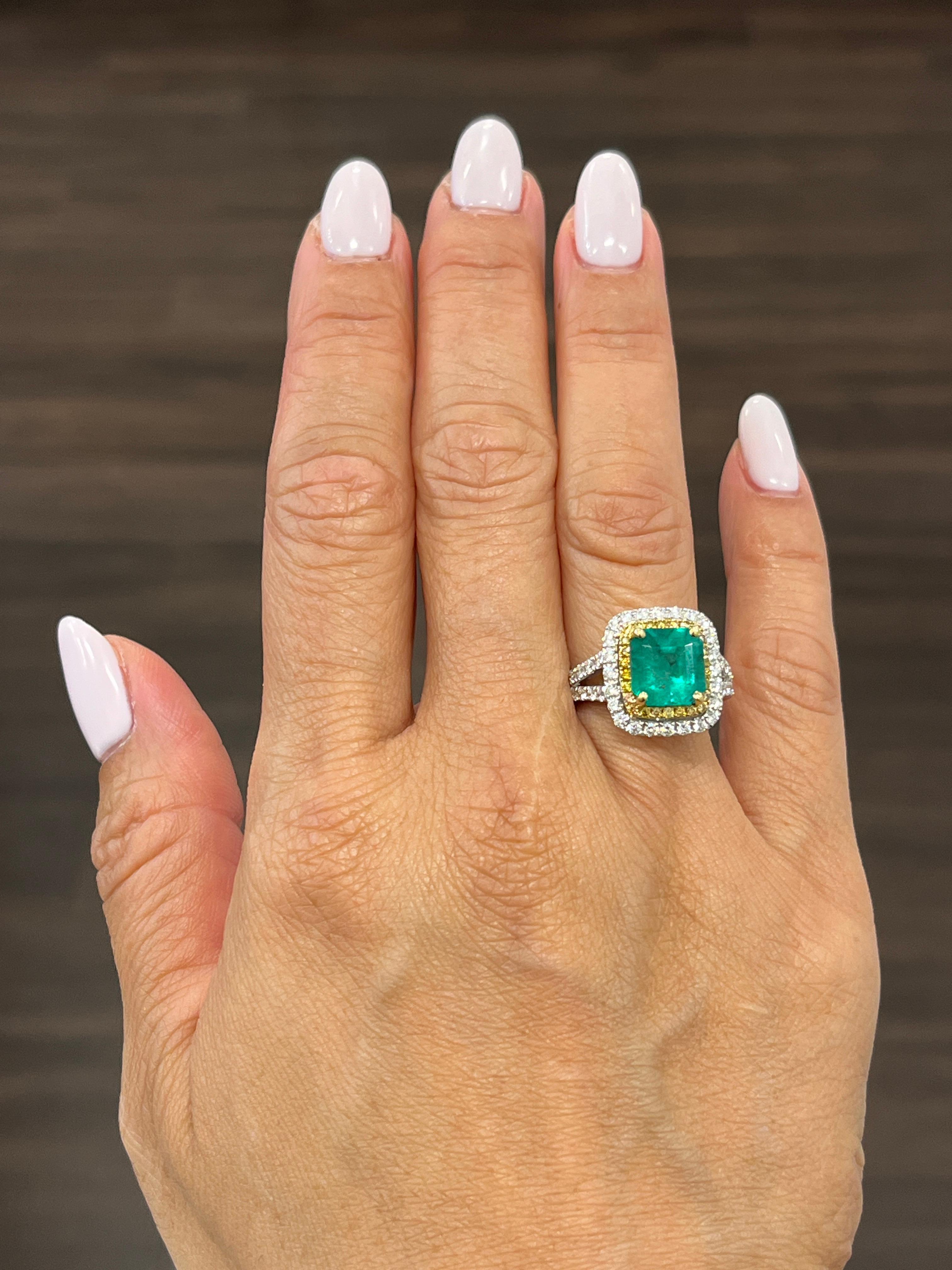 Sehen Sie sich diesen leuchtend grünen Smaragdring mit Diamant an! Der Ring enthält einen quadratischen Smaragd mit einem Gewicht von 2,55 Karat. Der Ring ist außerdem mit natürlichen weißen und gelben Diamanten mit einem Gesamtgewicht von 1,01