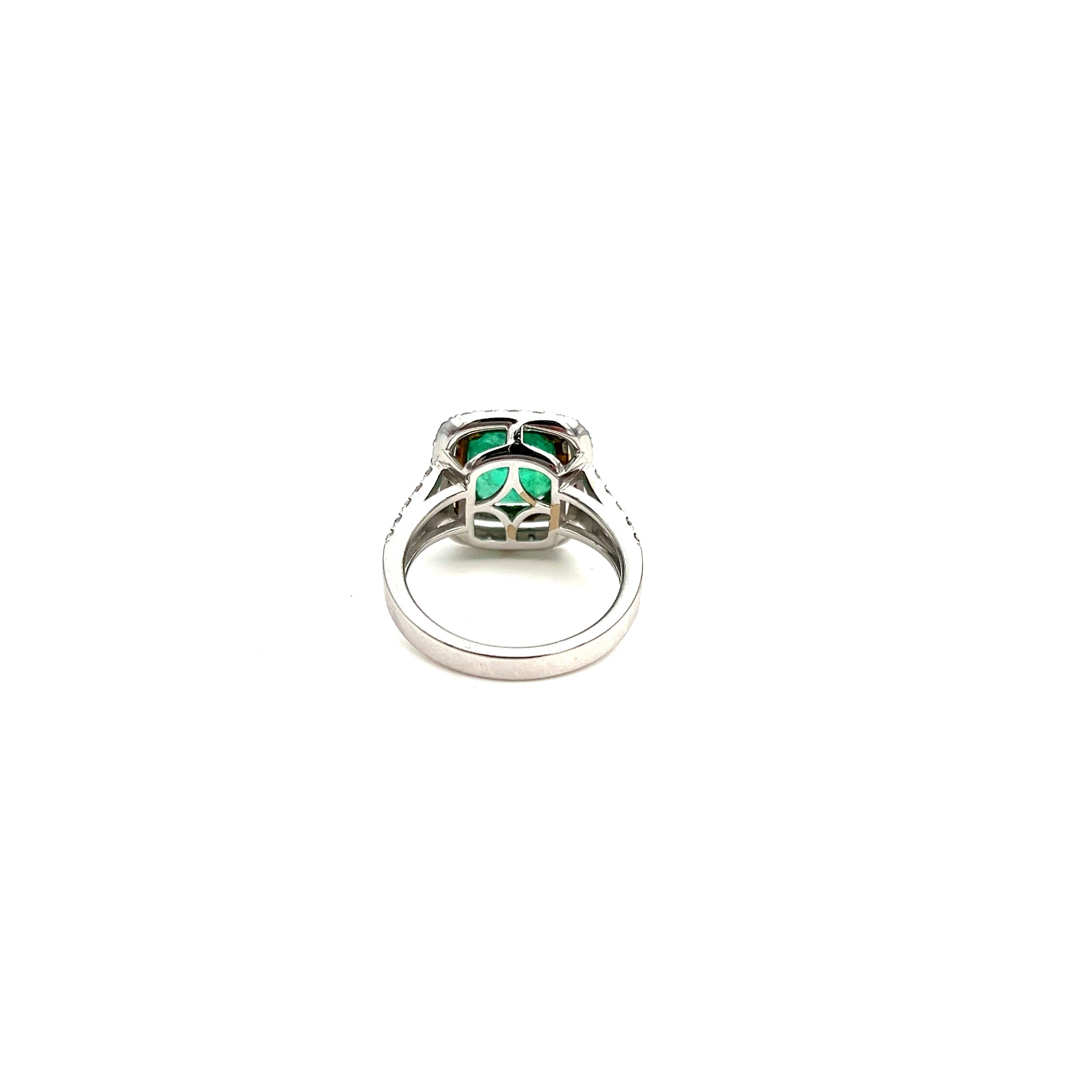 3.56 ct Natural Emerald & Diamond Ring In New Condition For Sale In Chicago, IL