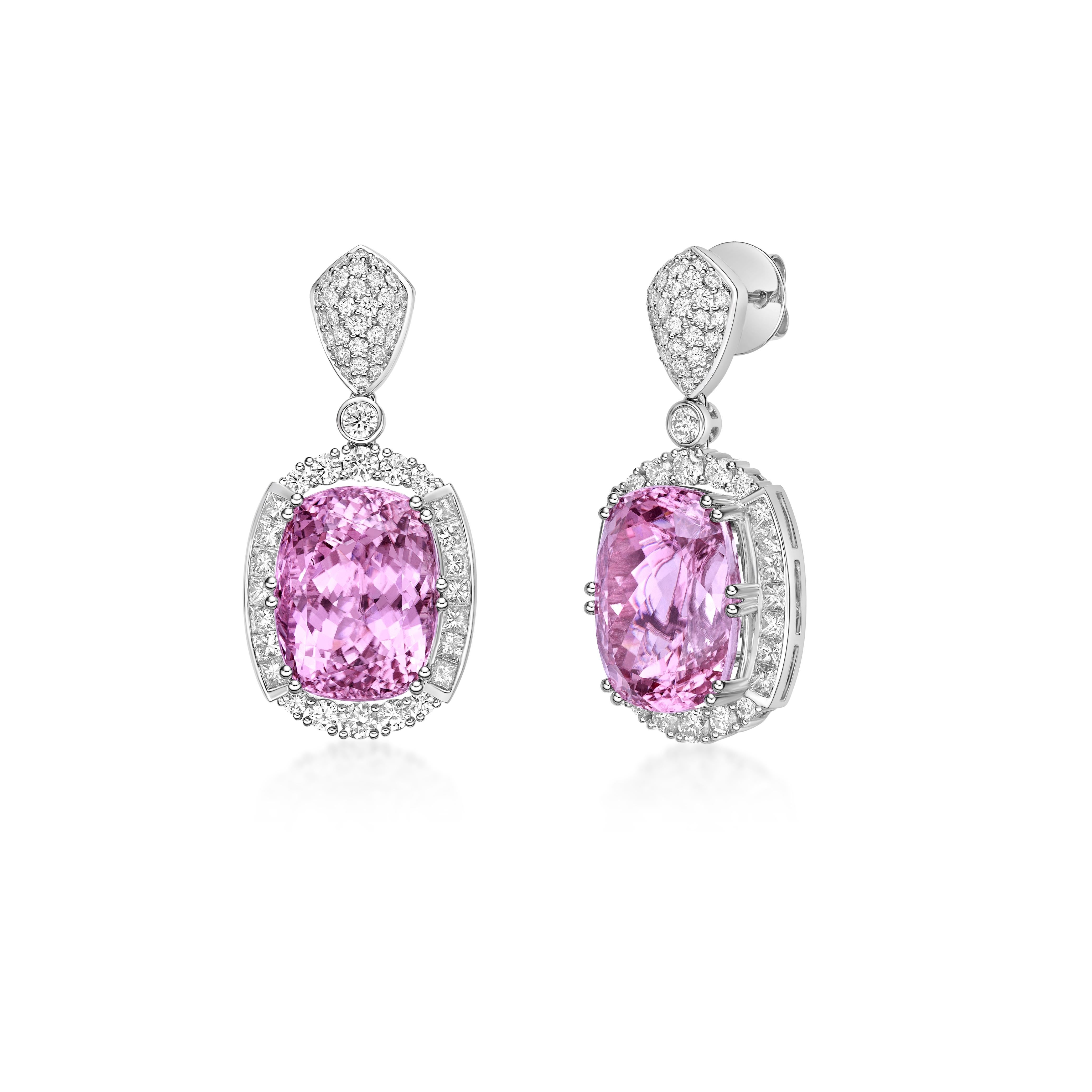 Taille coussin Boucles d'oreilles pendantes en or blanc 18 carats avec tourmaline rose de 35,67 carats et diamant. en vente