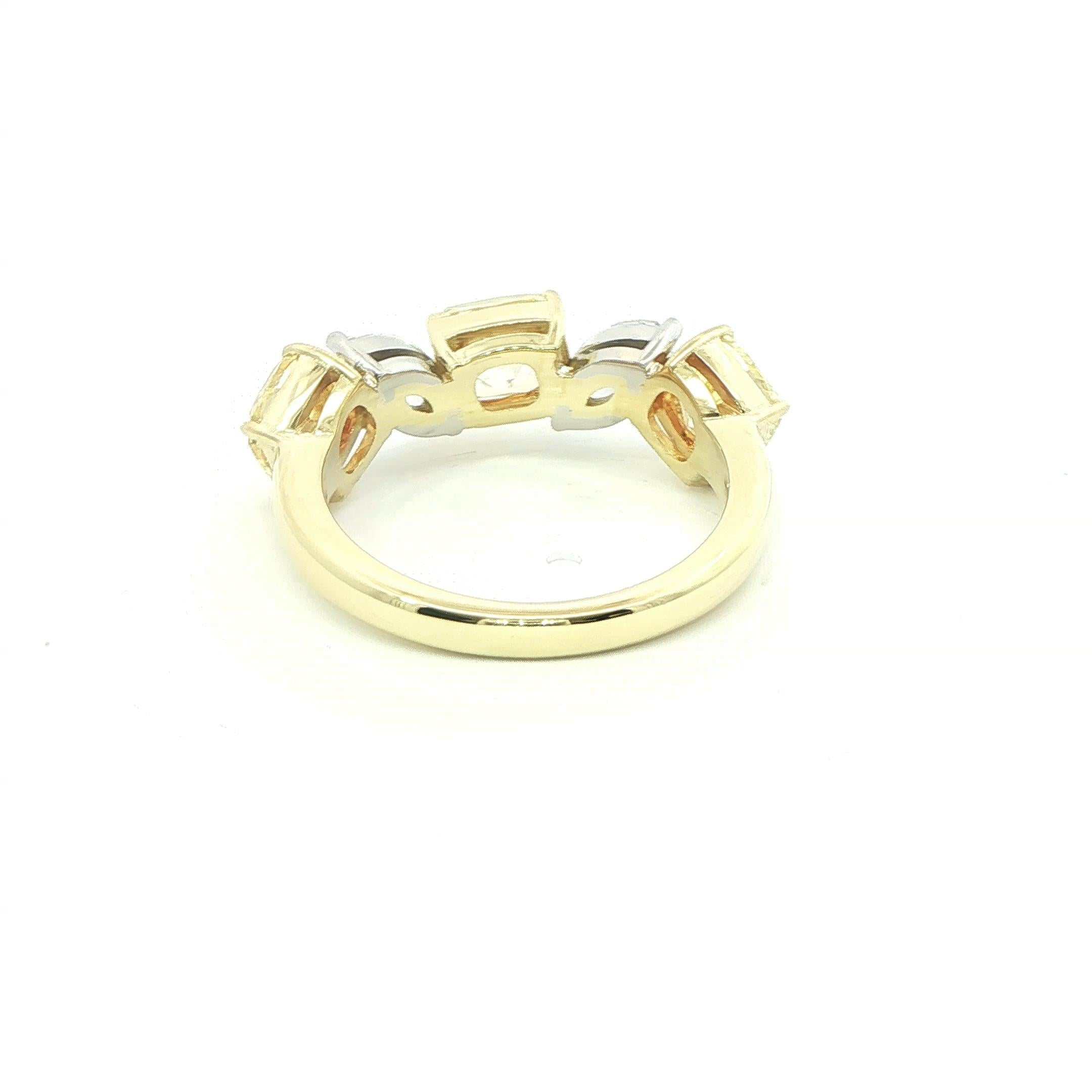 Taille Marquise 3,56ctw. Bague en diamant jaune fantaisie et diamant marquise en jaune 18 carats et platine en vente