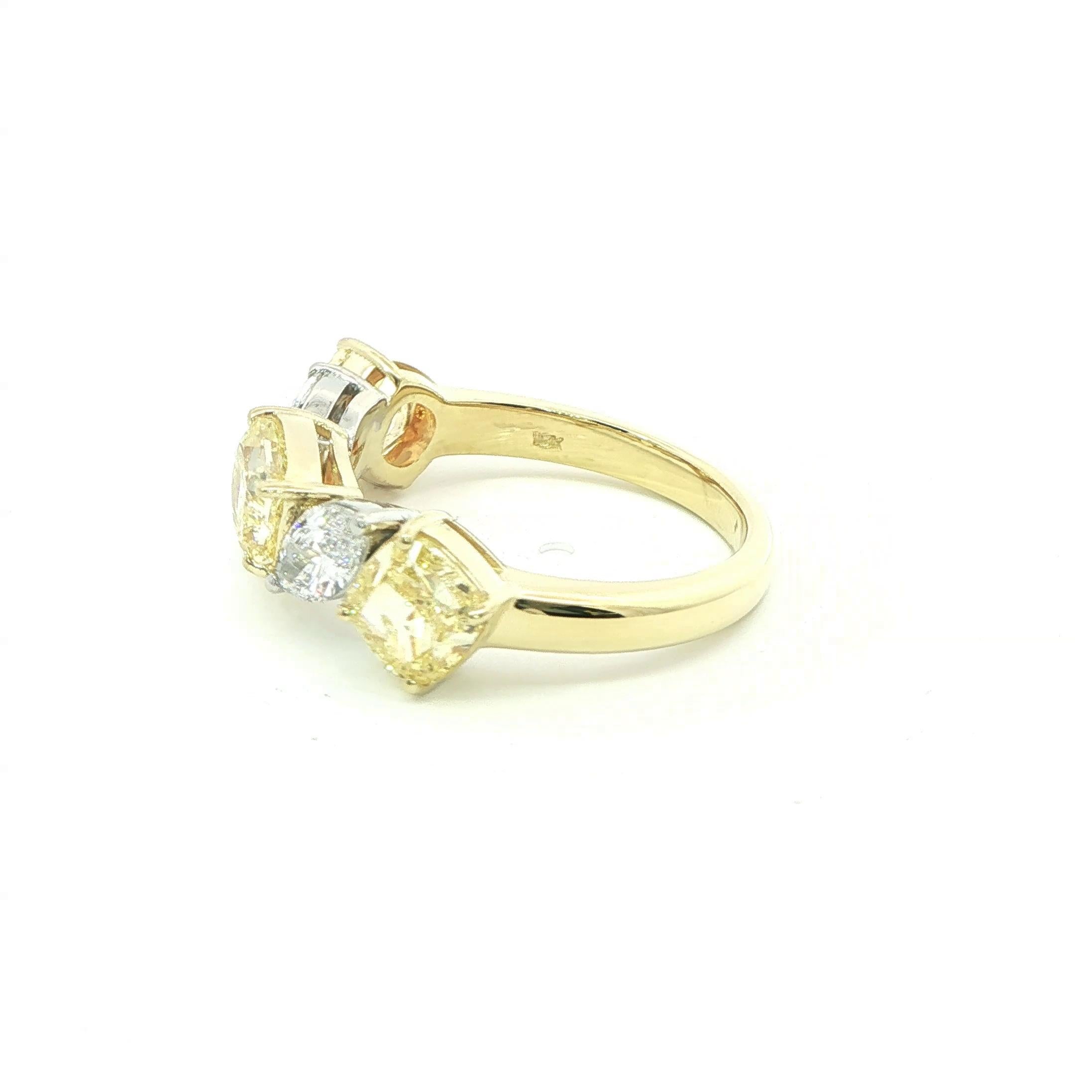 3,56ctw. Bague en diamant jaune fantaisie et diamant marquise en jaune 18 carats et platine Neuf - En vente à San Francisco, CA
